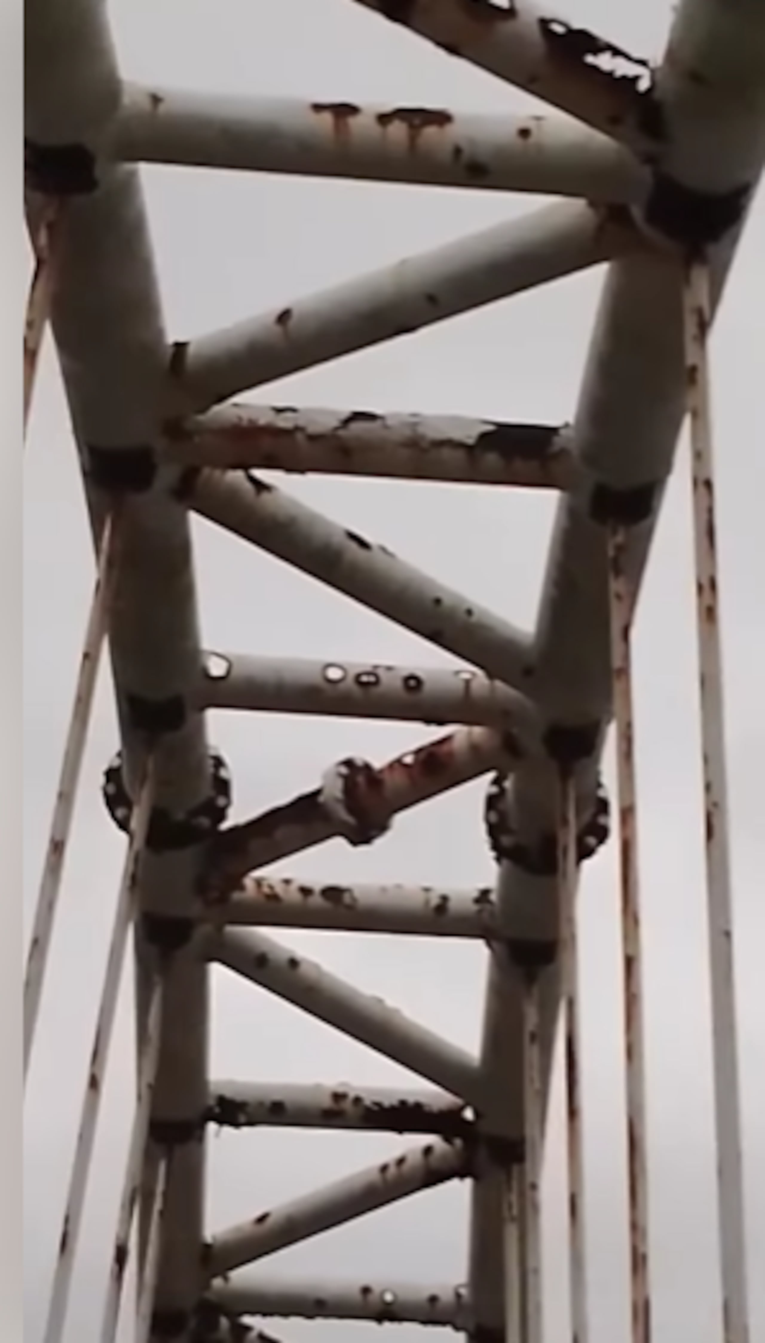 A pesar de su evidente deterioro, un ingeniero estructural aseguró en un informe que el puente no representa una amenaza inminente de colapso.