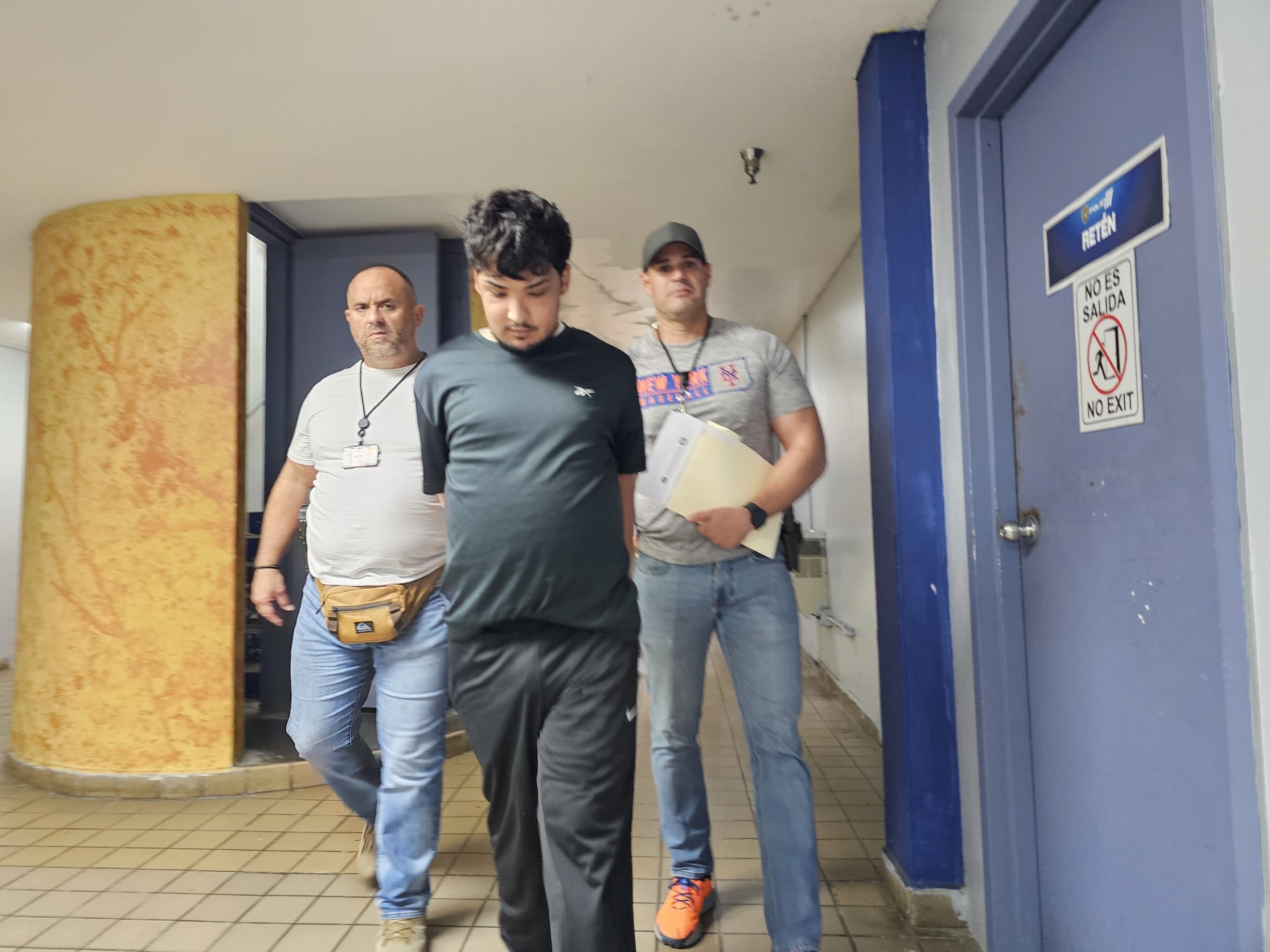 A Jonathan Fernández Zayas se le diligenció una orden de arresto por "carjacking" y violación a la Ley de Armas, en el Tribunal de Arecibo.