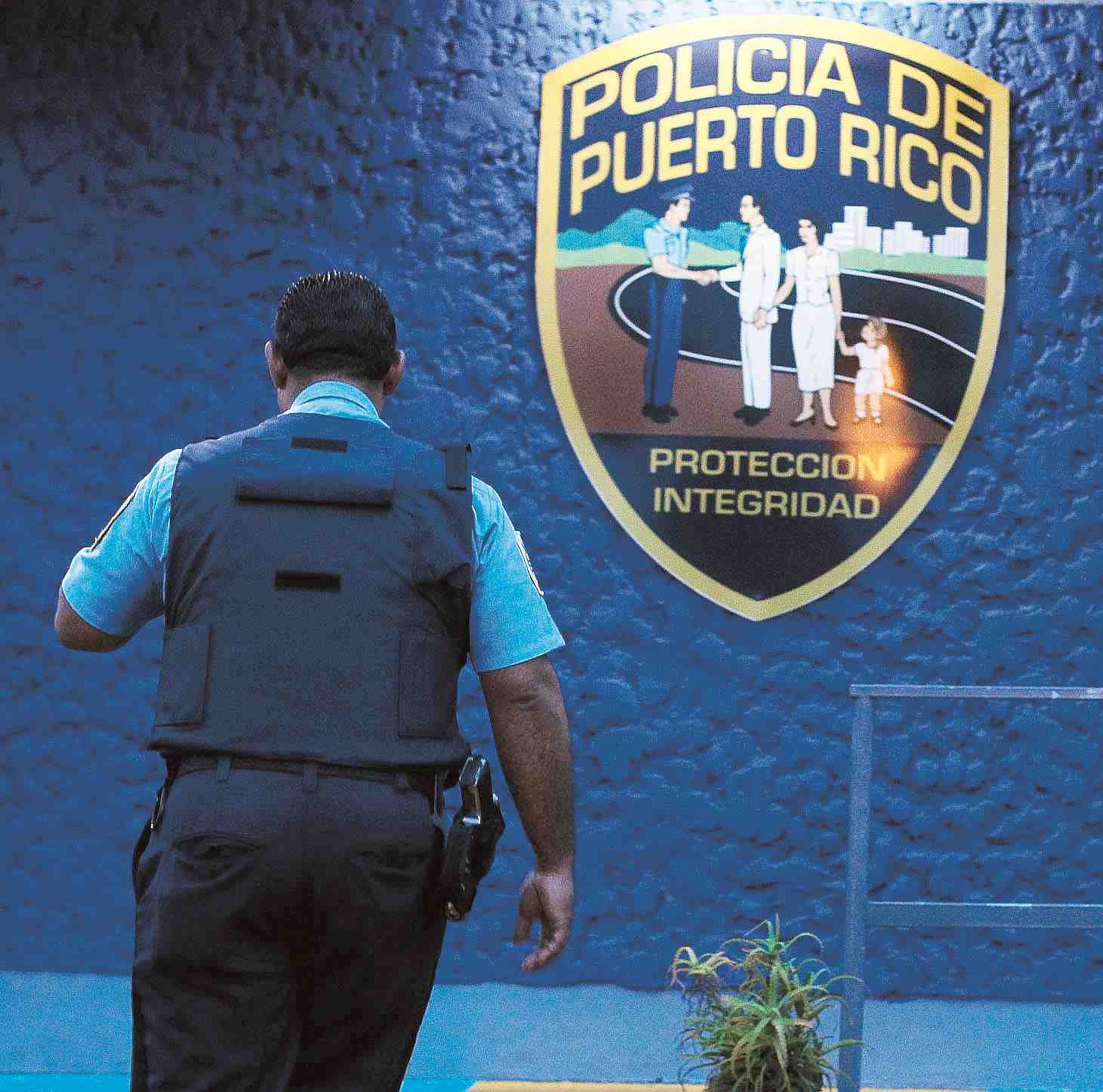 El gobernador Ricardo Rosselló también propuso "consolidar"cuarteles de la Policía para generar economías. (GFR Media)