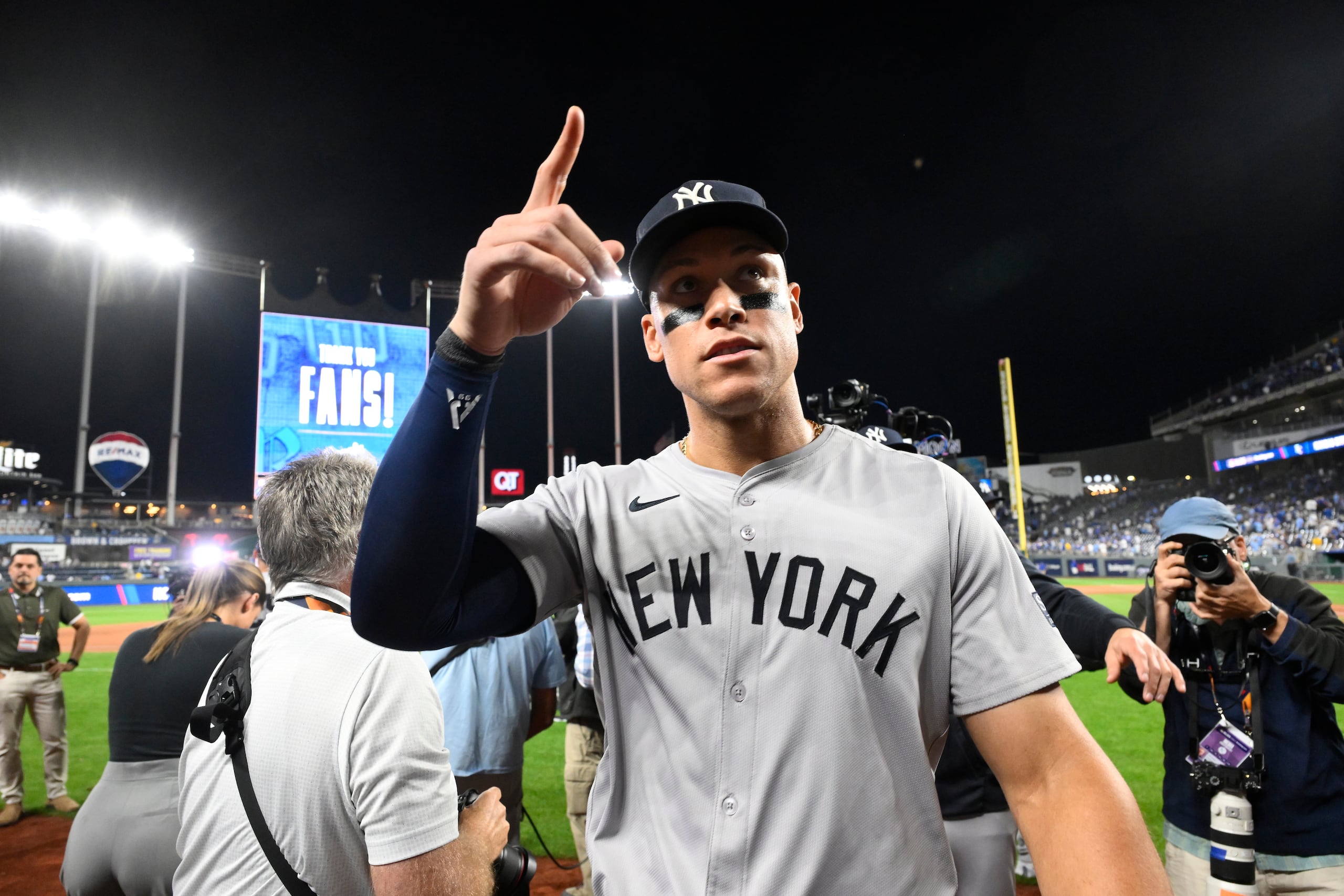 Aaron Judge durante la celebración de los Yankees de Nueva York tras clasificar a la Serie de Campeonato de la Liga Americana.