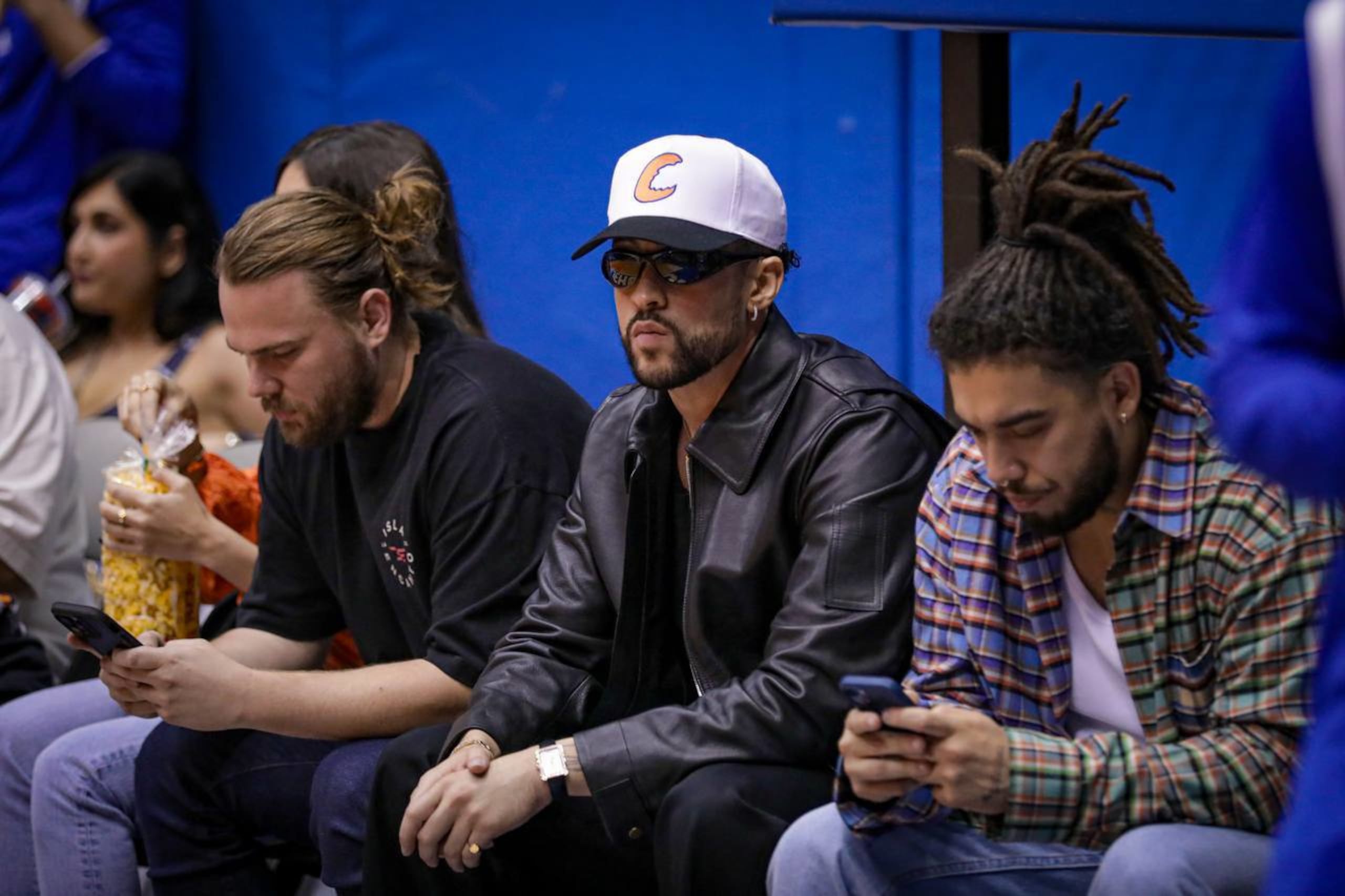 Bad Bunny durante un juego de los Cangrejeros de Santurce.
