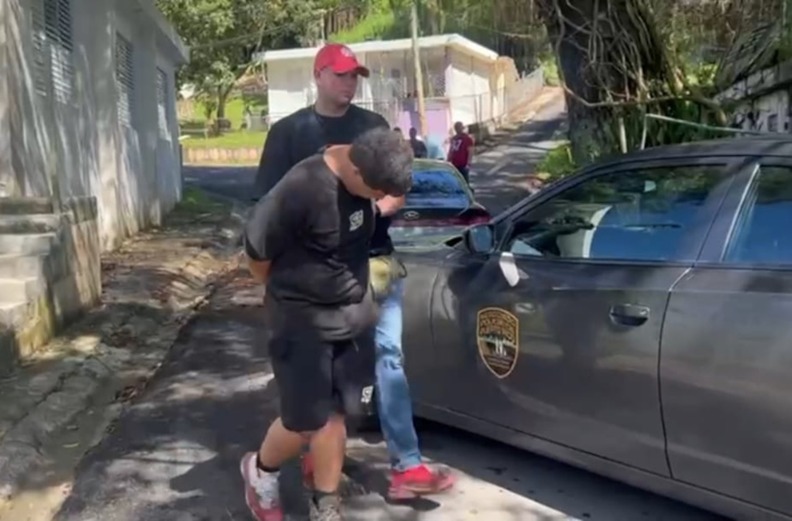 Al detenido se le ocuparon unas 25 piezas de marihuana, cocaína, heroína y “crack”. La Policía de Puerto Rico no ha revelado si existe algún vínculo entre ambas intervenciones.