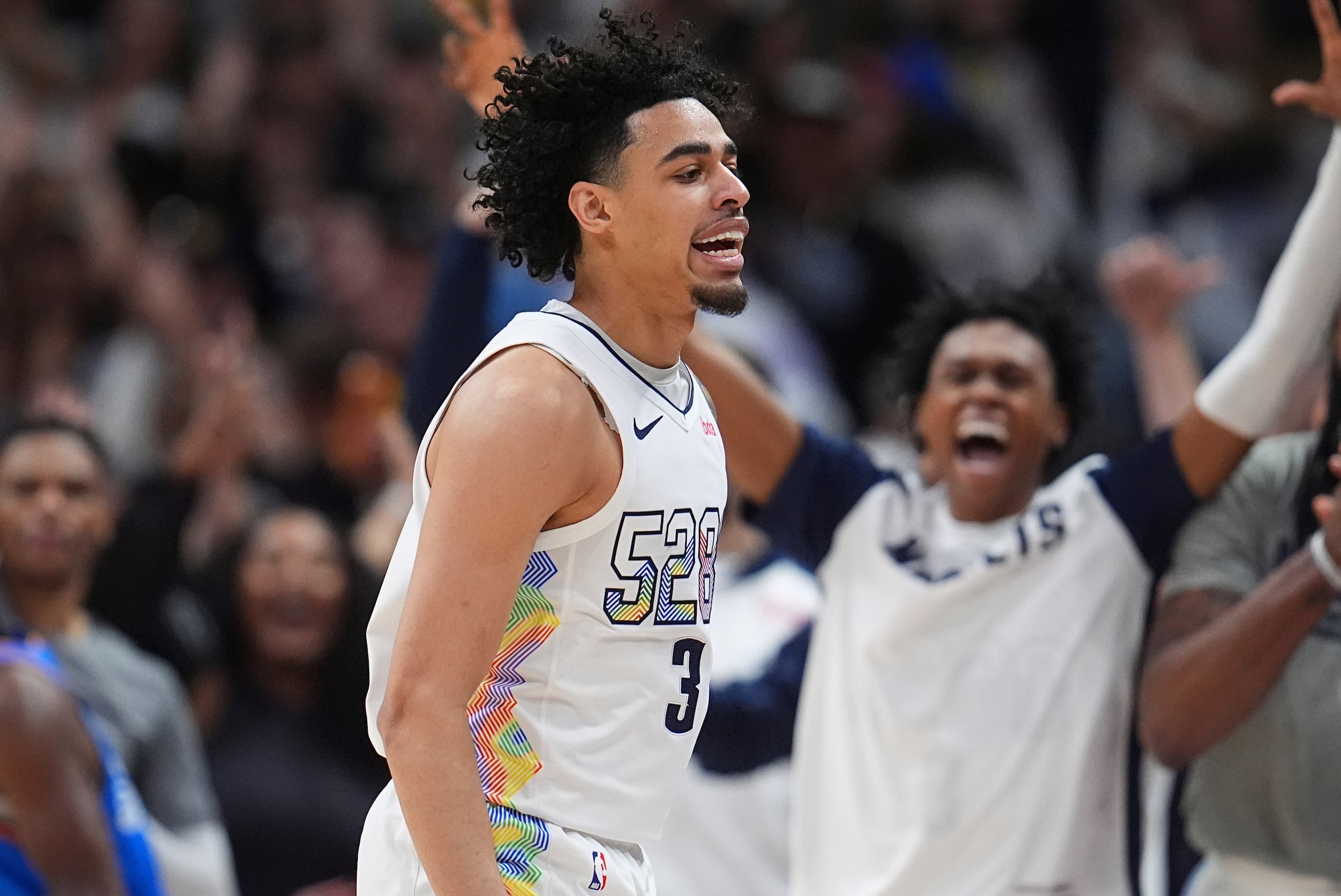 Julian Strawther, de los Nuggets de Denver, festeja luego de atinar un triple en el sexto partido de las semifinales de la Conferencia Oeste ante el Thunder de Oklahoma City, el jueves 15 de mayo de 2025 (AP Foto/David Zalubowski)