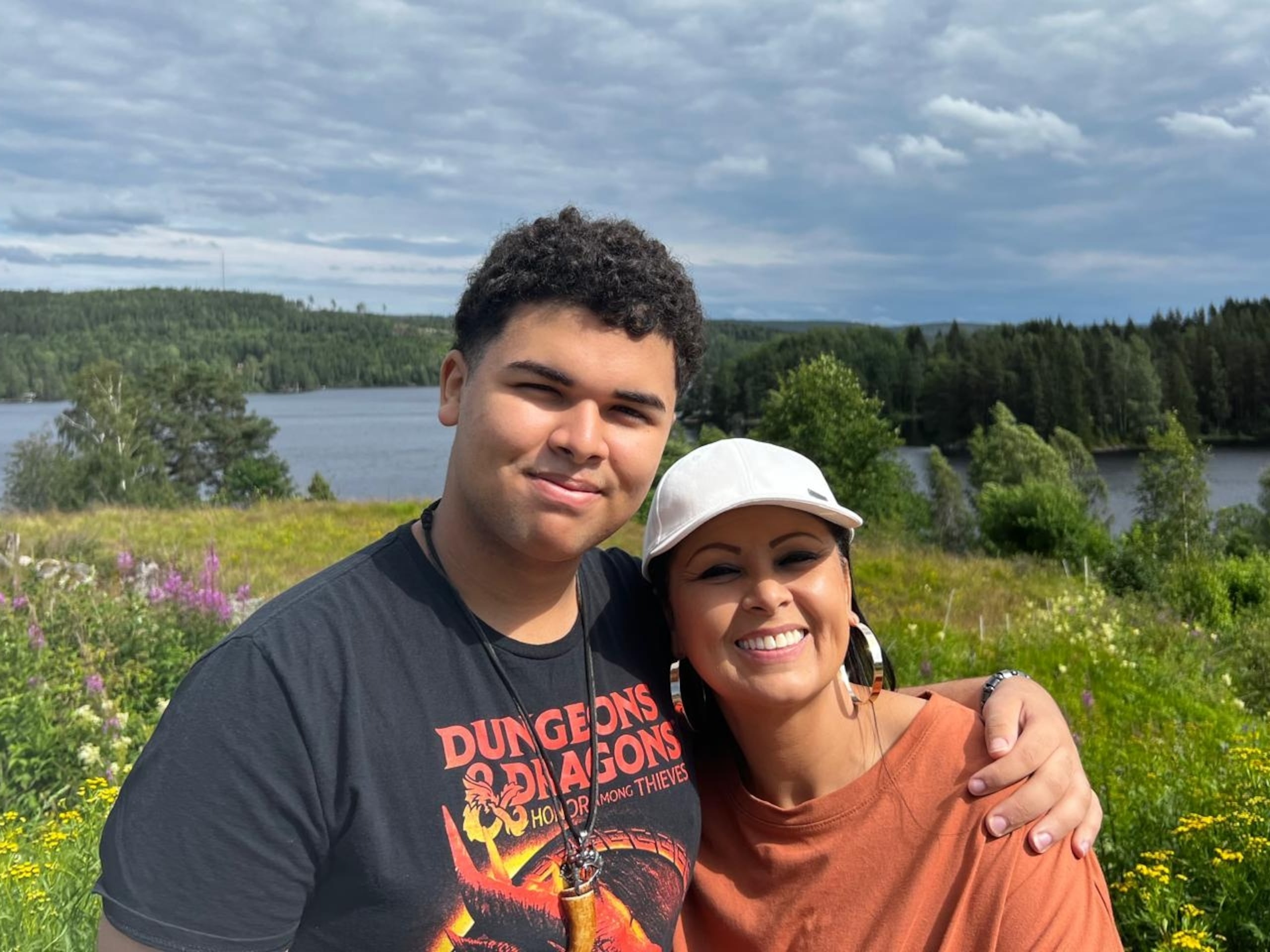 Esteban Olivera goza de la vista de la península escandinava junto a su mamá, Victoria Sanabria.