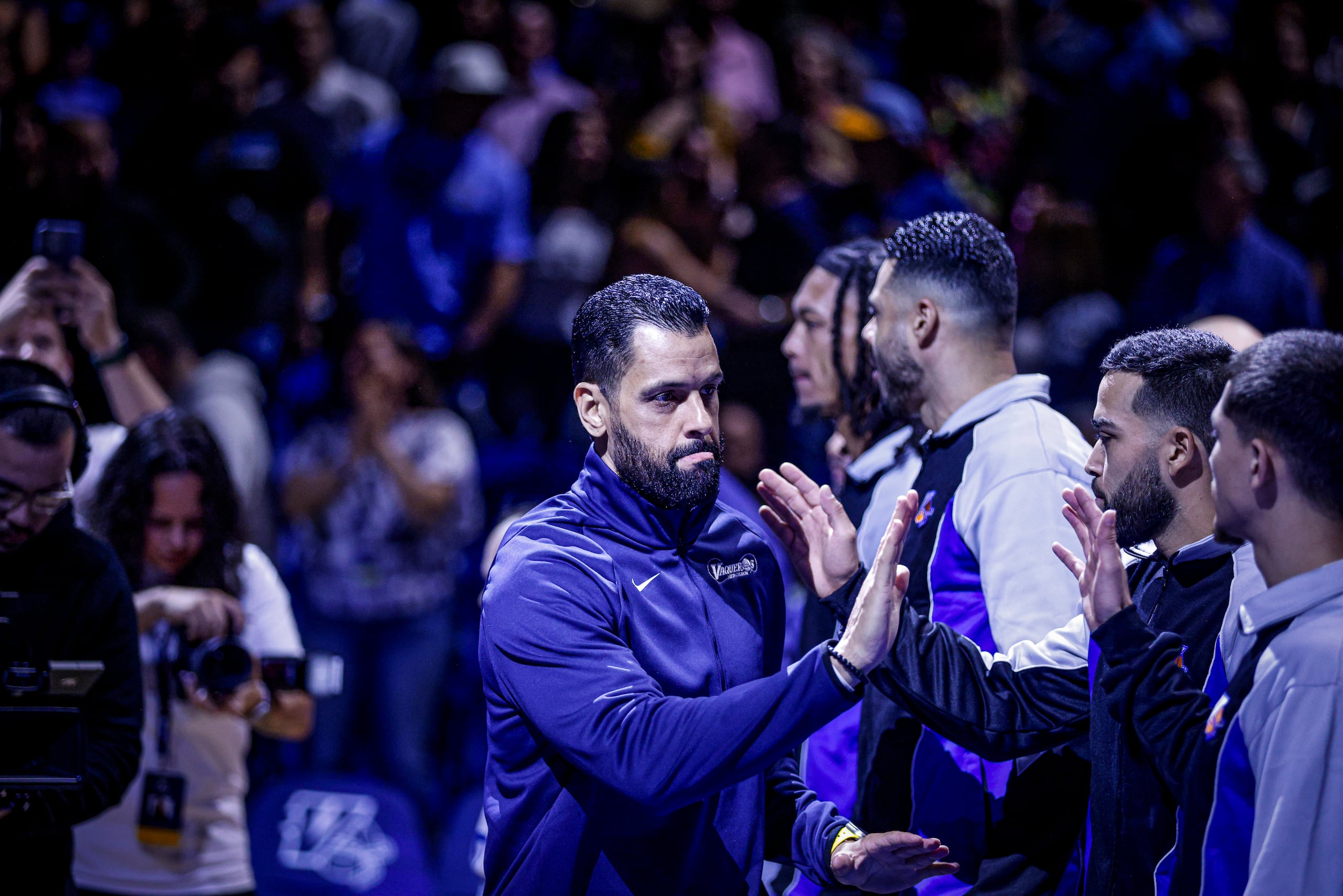 Christian Dalmau en su primer juego como dirigente de los Vaqueros de Bayamón en el BSN.