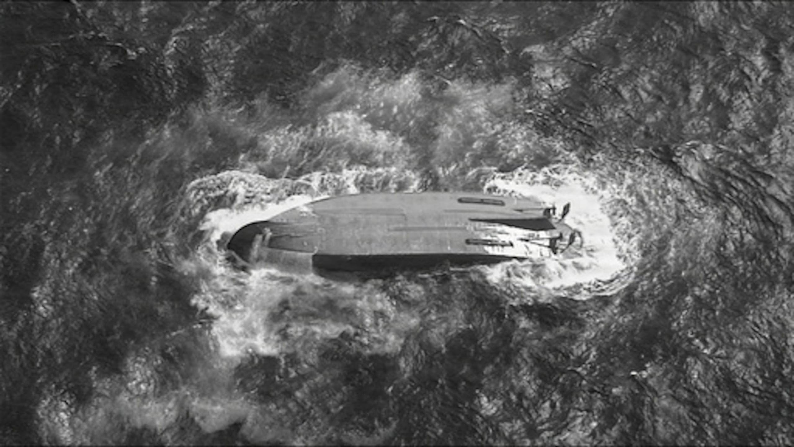 Una tripulación del avión HC-130 Hércules de la Guardia Costera de EE.UU. asignada a la Estación Aérea de la Guardia Costera de Barbers Point sobrevuela una embarcación volcada frente a la costa de Saipán, el sábado 18 de abril de 2026, durante la búsqueda de una embarcación desaparecida, el Mariana, que experimentó un fallo de motor el 15 de abril. (Guardia Costera de EE.UU./Estación Aérea de Barbers Point vía AP)