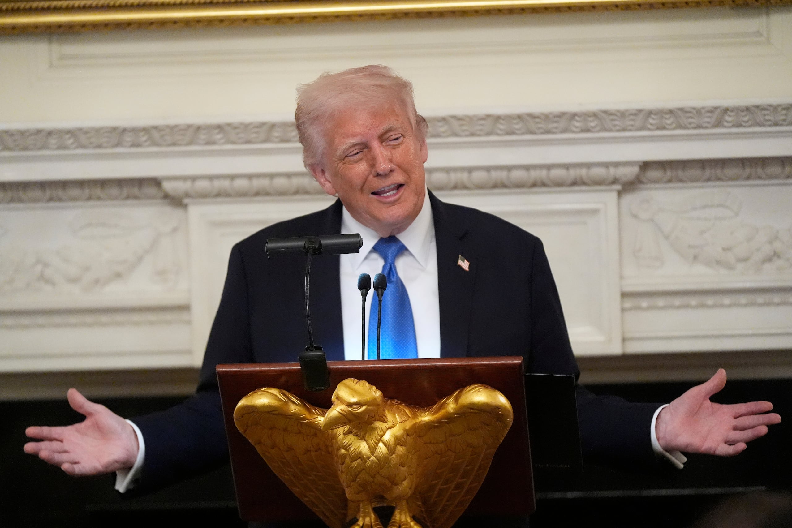El presidente estadounidense Donald Trump habla en una cena de la junta directiva del Centro Kennedy en el Comedor de Estado de la Casa Blanca, el 19 de mayo de 2025, en Washington. (AP Foto/Manuel Balce Ceneta)