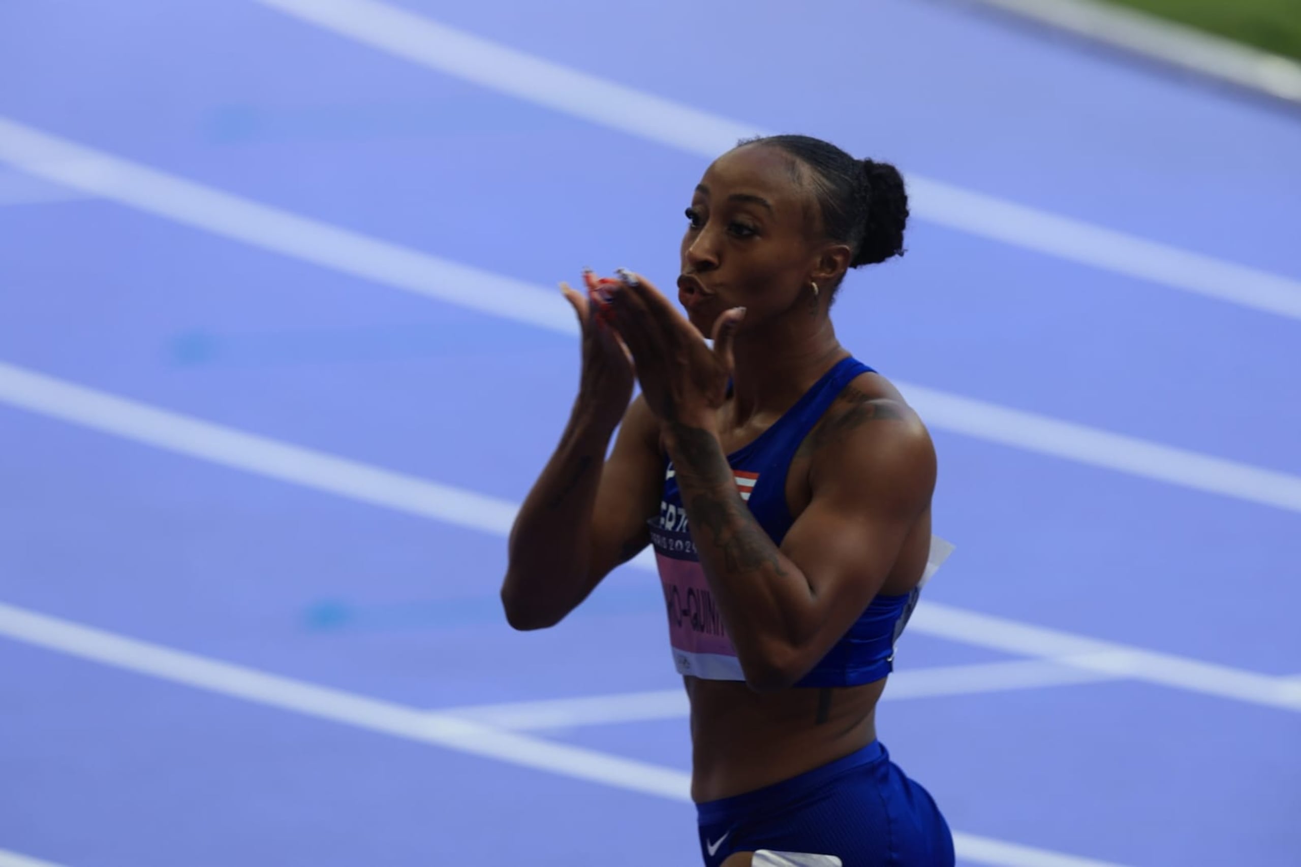 Jasmine Camacho Quinn lanza besos a las gradas, posiblemente a su progenitora, quien este año puede verla competir en suelo olímpico, algo que no pudo vivir en Tokio 2020.