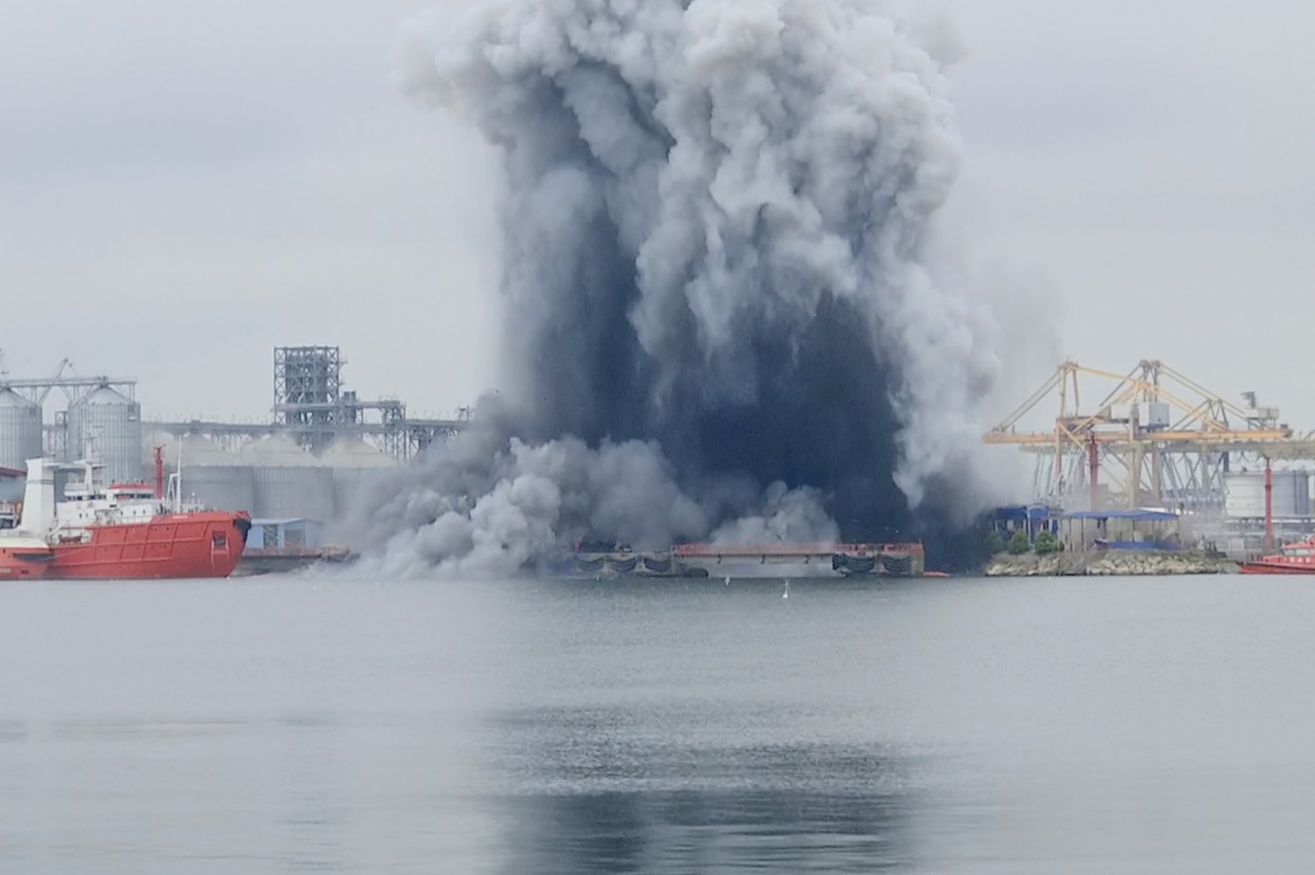 Foto tomada de video, entregada por OBSERVATOR ANTENA 1, que muestra la explosión del dron en Constanta, Rumania, el 5 de junio del 2026.