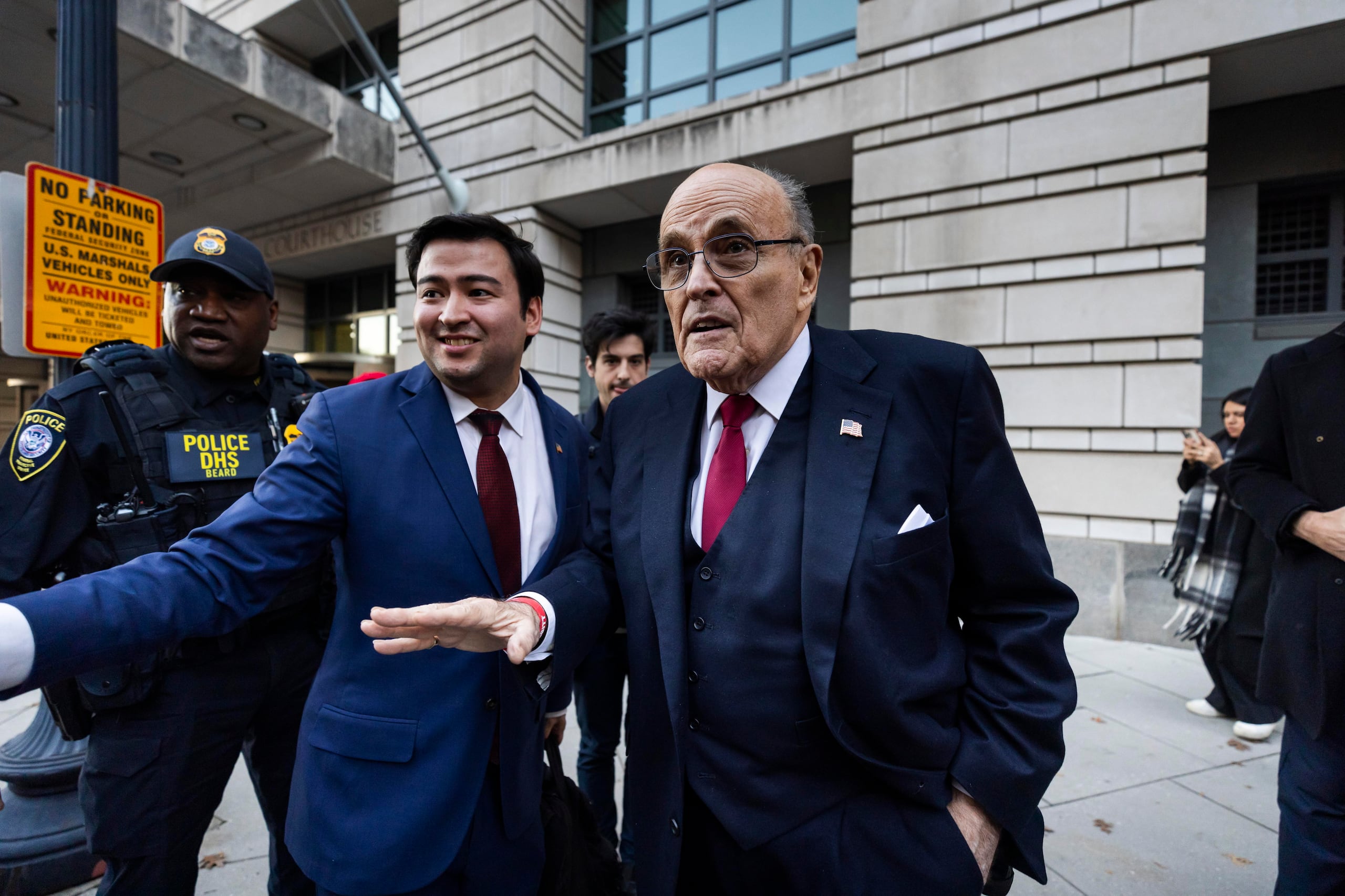 Es el último revés legal para Giuliani, quien también enfrenta cargos penales y perdió su licencia de abogado en DC y Nueva York después de perseguir las afirmaciones falsas que Trump hizo sobre su pérdida de las elecciones de 2020.