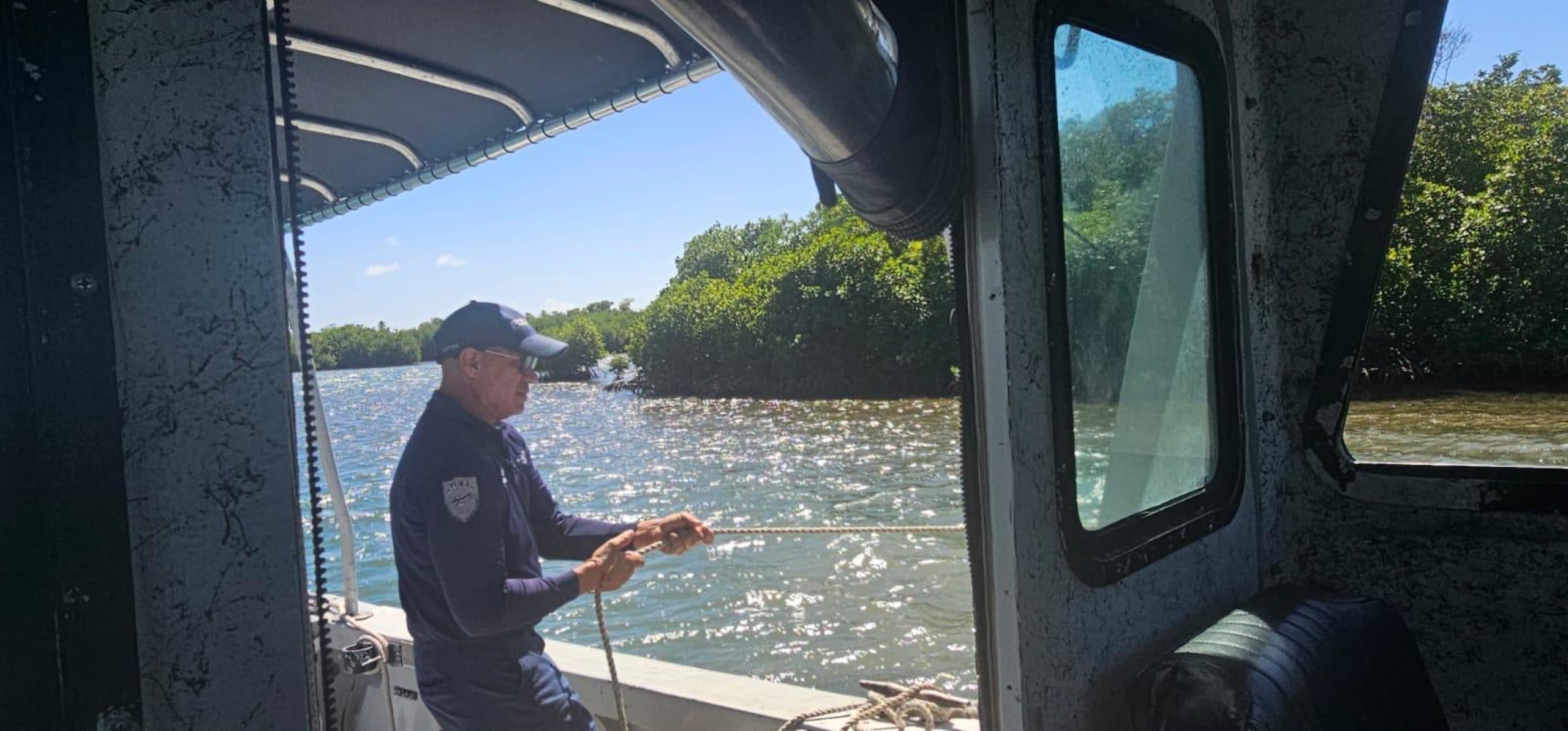 Agentes de la Unidad de Vigilancia Marítima en Guayama, rescataron a un hombre que se encontraba a la deriva en una motora acuática en el área de La Pescadería, en ese municipio.