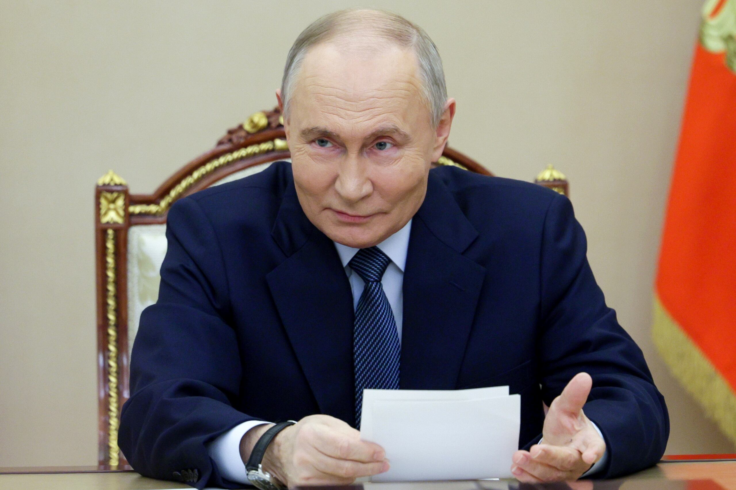 Una sonrisa satisfecha se dibujó en el rostro de Putin mientras describía cómo el Oreshnik se dirige a su objetivo a 10 veces la velocidad del sonido, o Mach 10, “como un meteorito”, y afirmaba que el misil es inmune a cualquier sistema de defensa.