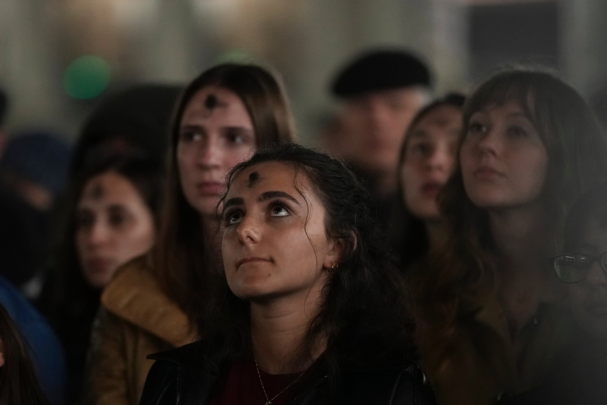 Niñas con cruces de ceniza en la frente rezan el rosario por la salud del papa Francisco en la plaza de San Pedro del Vaticano, el miércoles 5 de marzo de 2025. (AP Foto/Alessandra Tarantino)