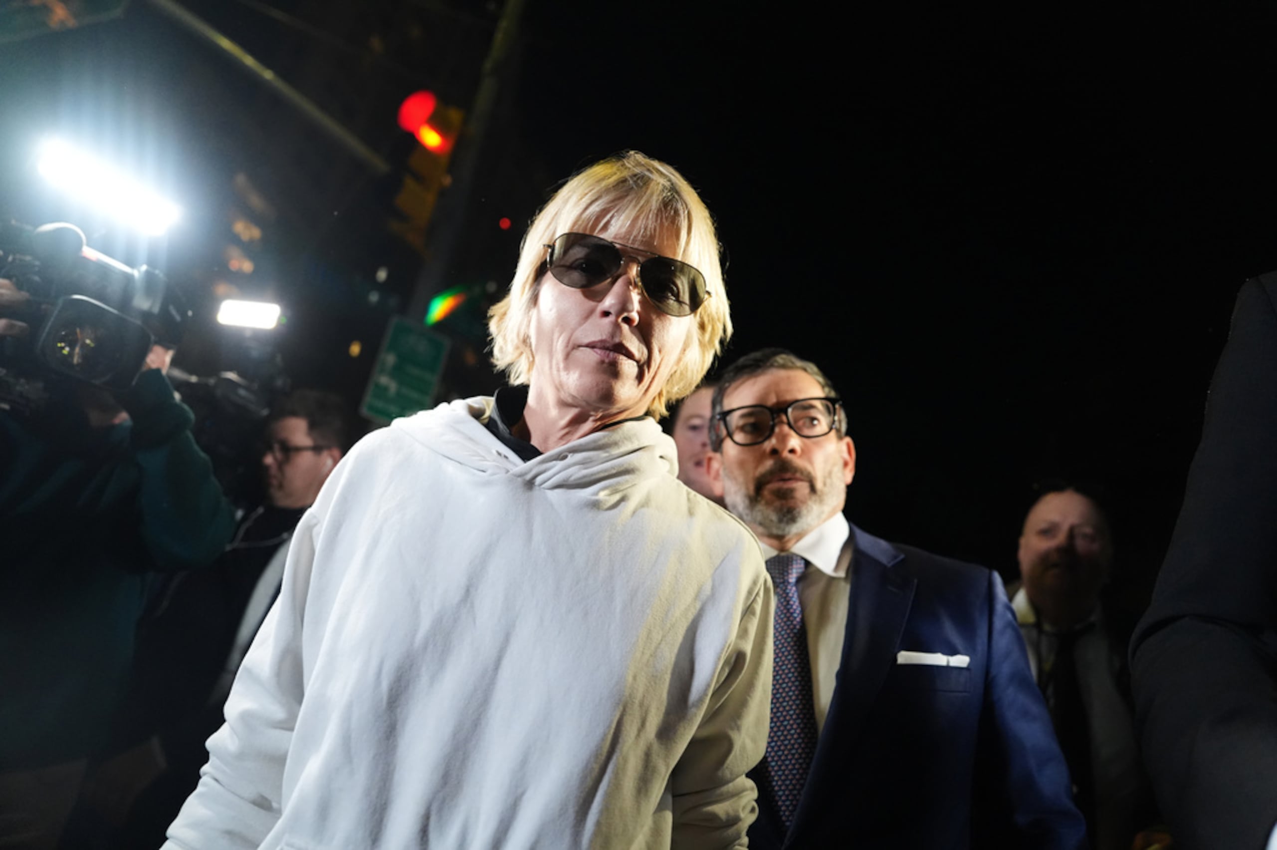 Selma Blair sale del tribunal el lunes, 12 de octubre, en Nueva York, tras su comparecencia inicial por los cargos de lesionar a dos auxiliares de vuelo durante un vuelo transcontinental.