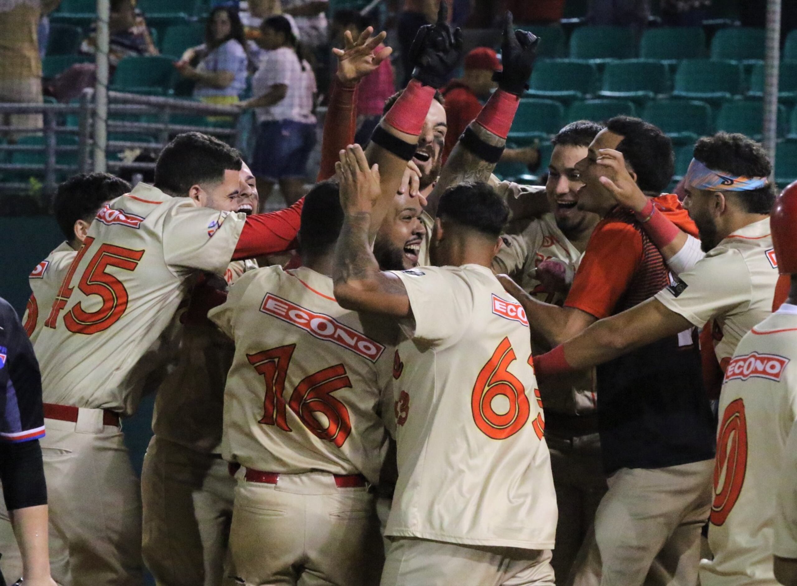 Emanuel Colón es recibido por sus compañeros después del cuadrangular que le la victoria 4-3 a los Toritos sobre los Halcones.