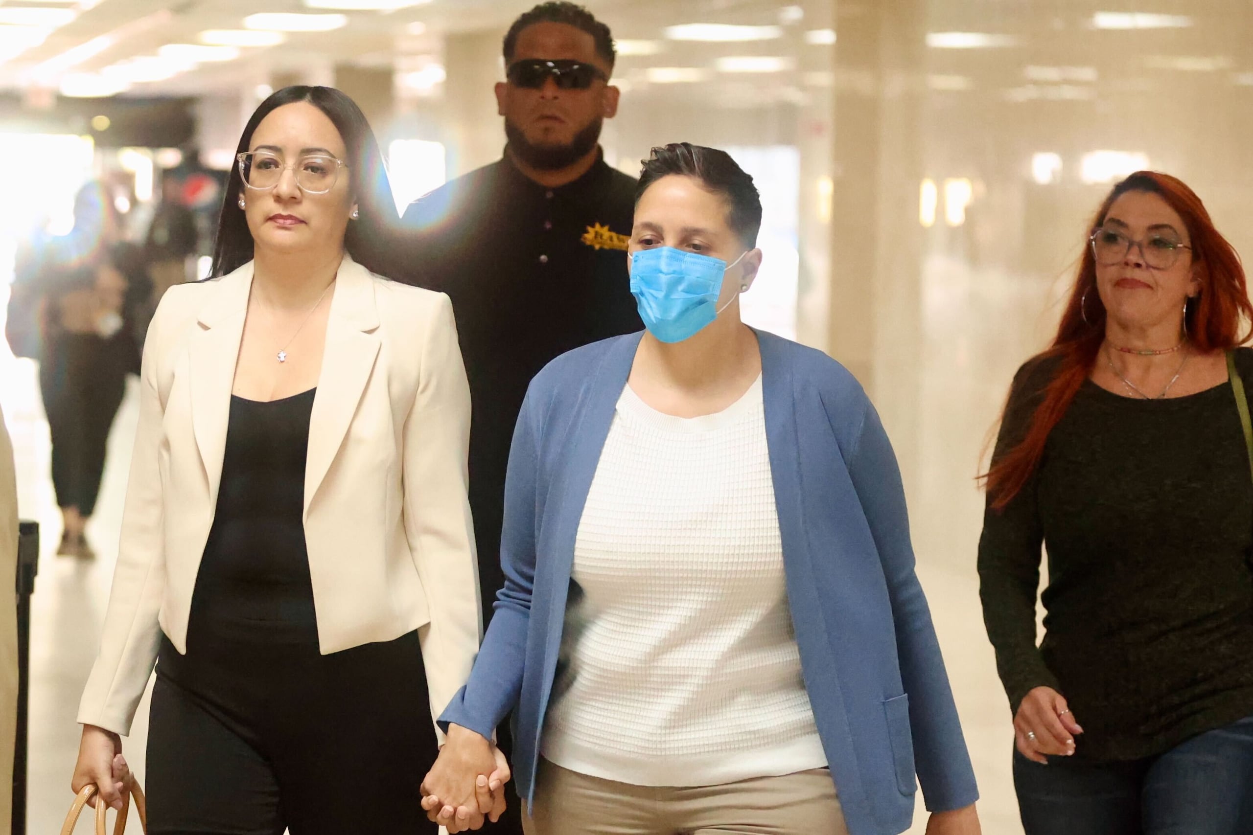 Mayra Nevárez Torres, quien fue declarada culpable de provocar la muerte del joven Justin Santos Delanda, hermano del reguetonero Arcángel, llega al Tribunal de San Juan.