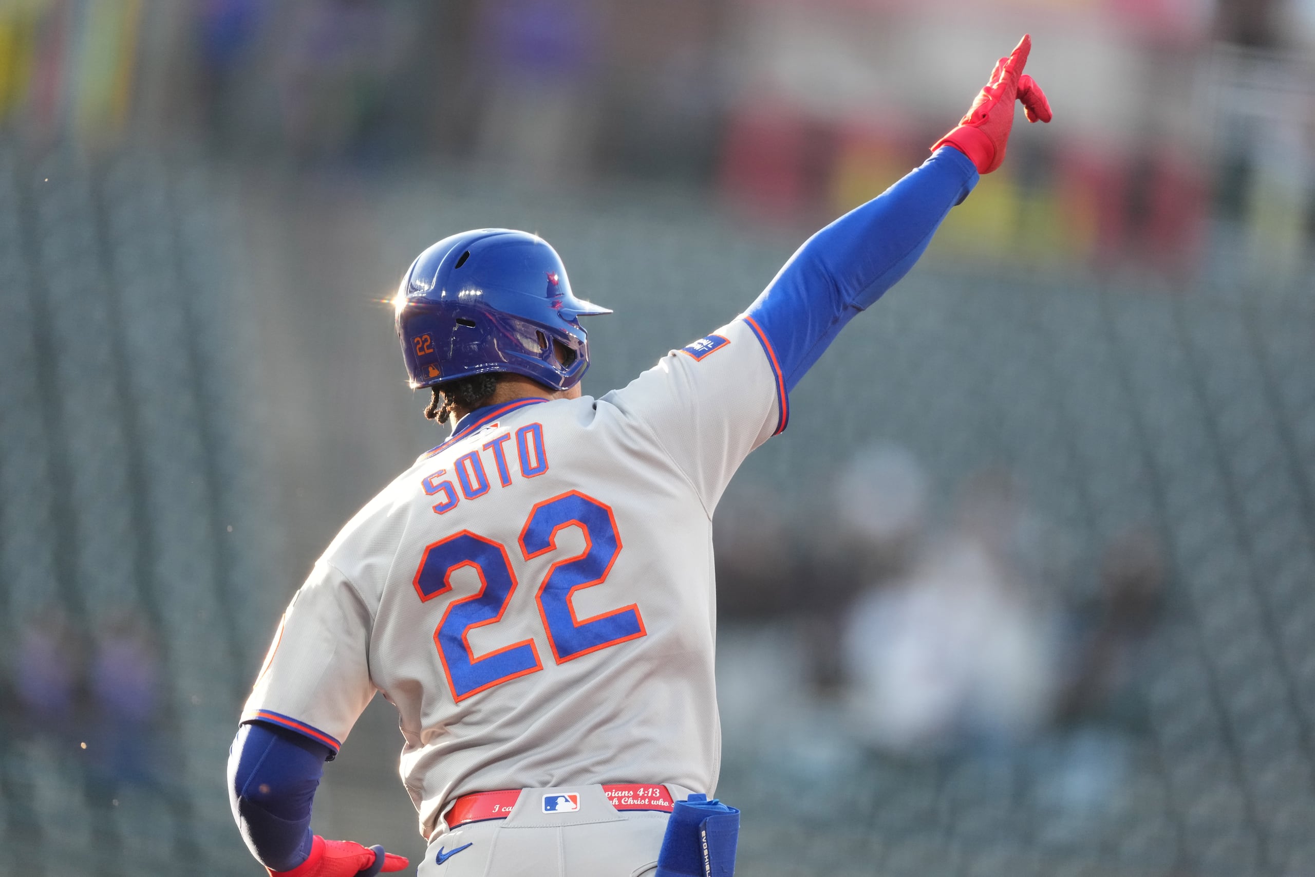 El dominicano Juan Soto, de los Mets de Nueva York, festeja su jonrón solitario ante los Rockies de Colorado, el miércoles 6 de mayo de 2026 (AP foto/David Zalubowski)