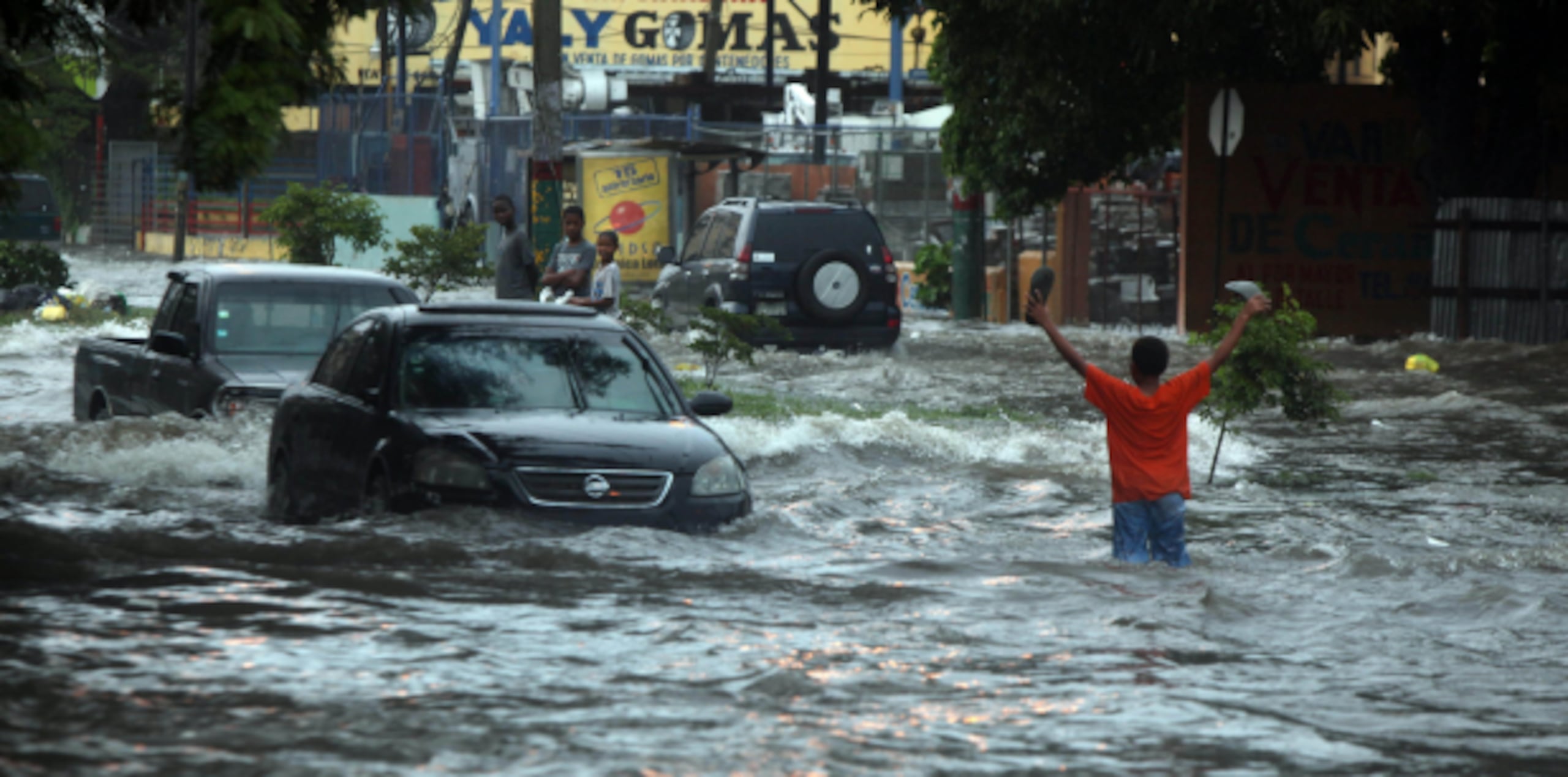 El COE ordenó hoy la evacuación obligatoria en las provincias en alerta, en especial aquellas propensas a inundaciones y deslizamientos. (EFE/Orlando Barría)