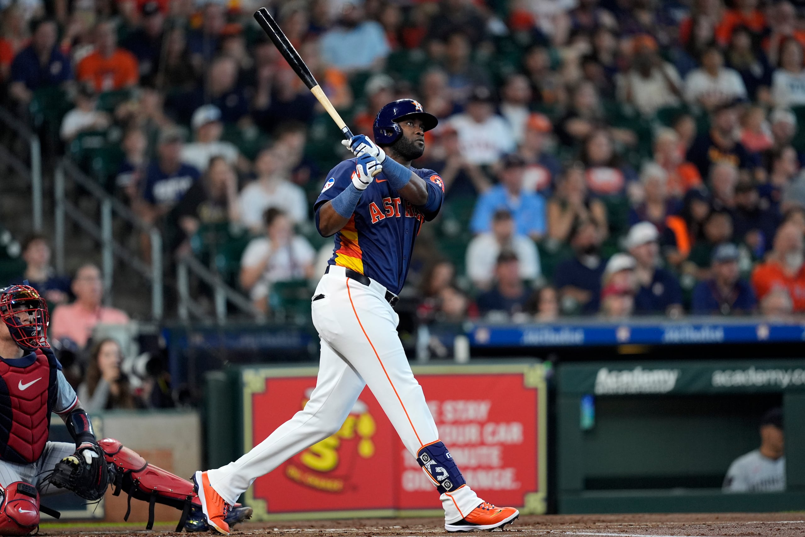 El cubano de los Astros de Houston, Yordan Álvarez, conecta un jonrón de dos carreras frente al cátcher de los Twins de Minnesota, Christian Vázquez.
