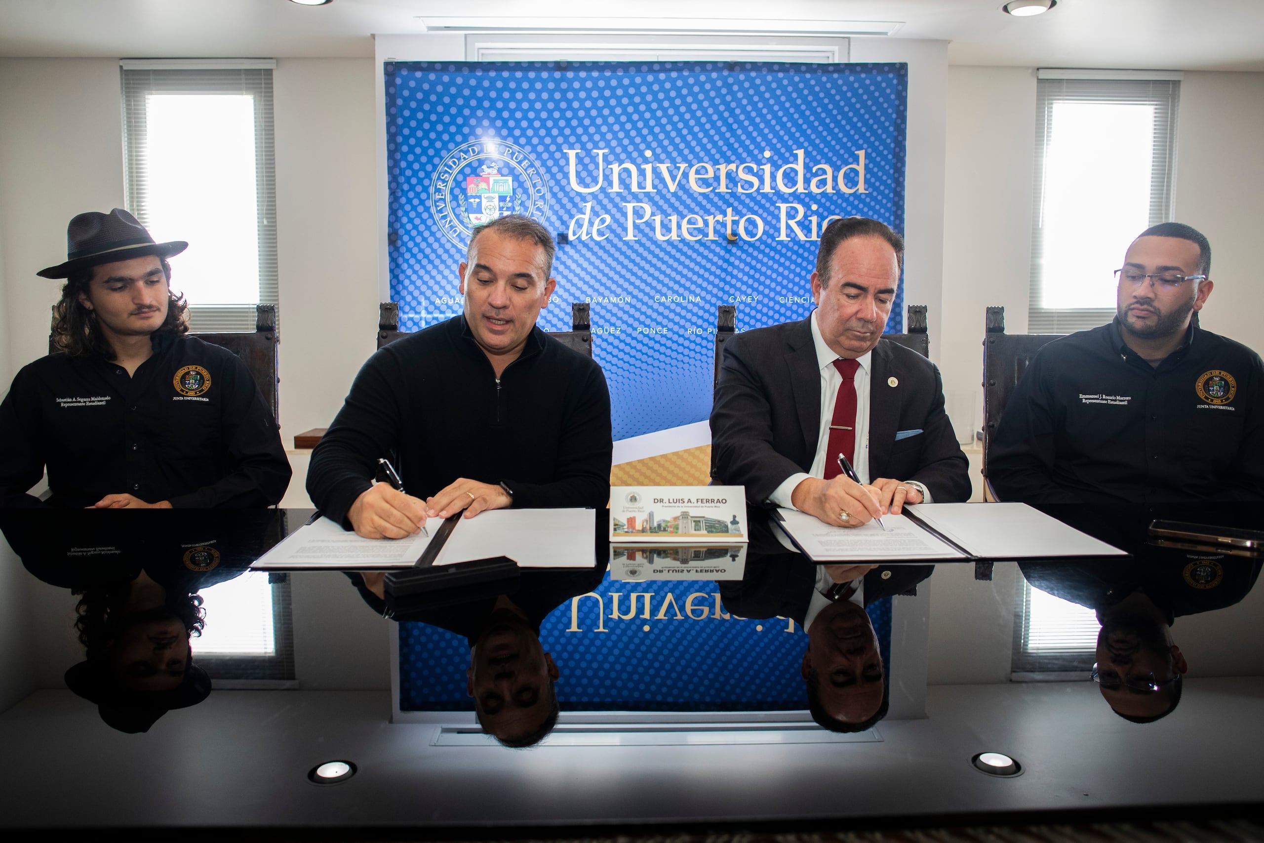 El presidente de la UPR, Luis Ferrao Delgado, en la foto junto a Pedro Zorrilla, principal oficial ejecutivo de GFR Media, indicó que esta colaboración permitirá a los estudiantes de la UPR mantenerse informados y educados, con temas de actualidad.