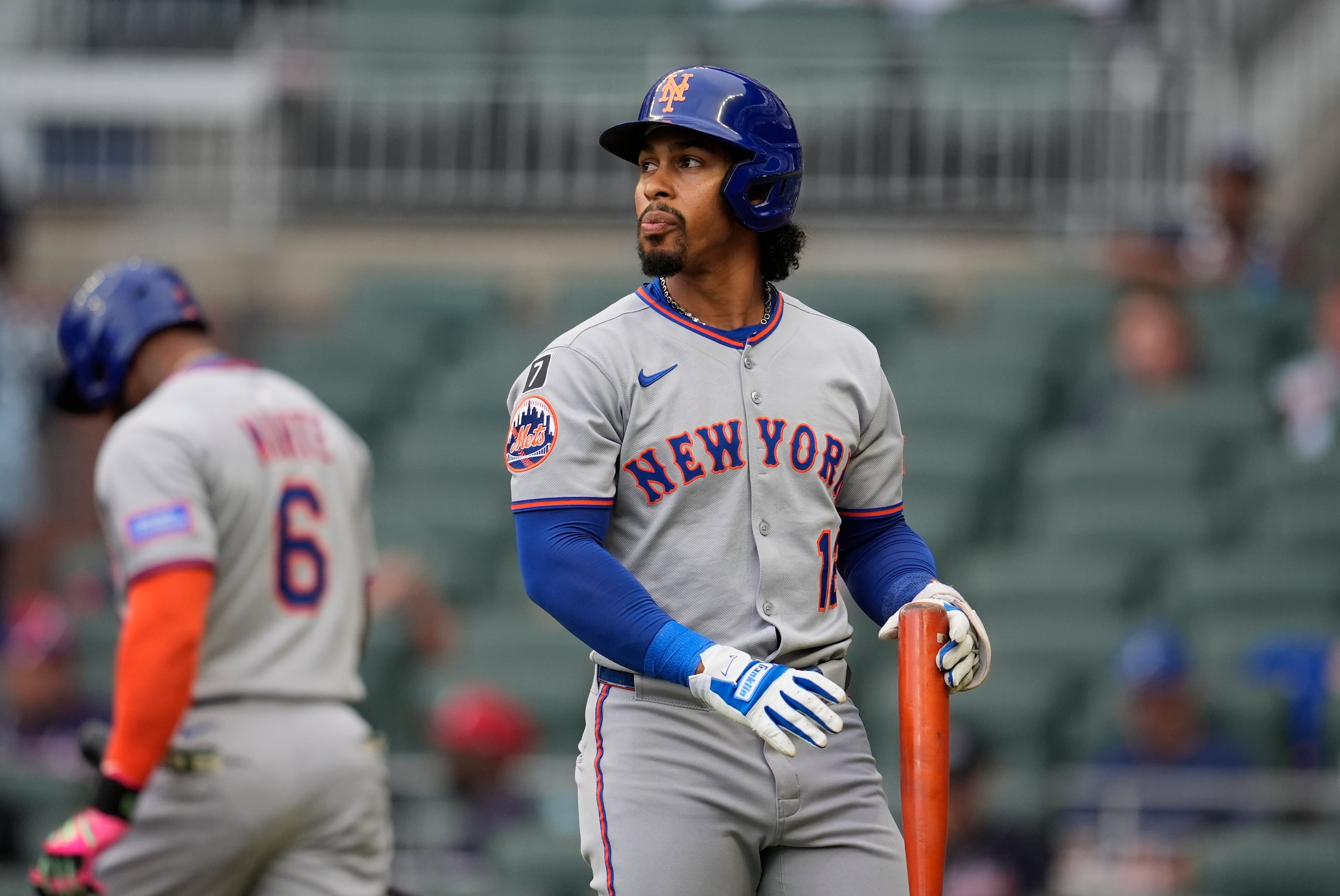 Francisco Lindor, de los Mets de Nueva York, camina al dugout después de poncharse.
