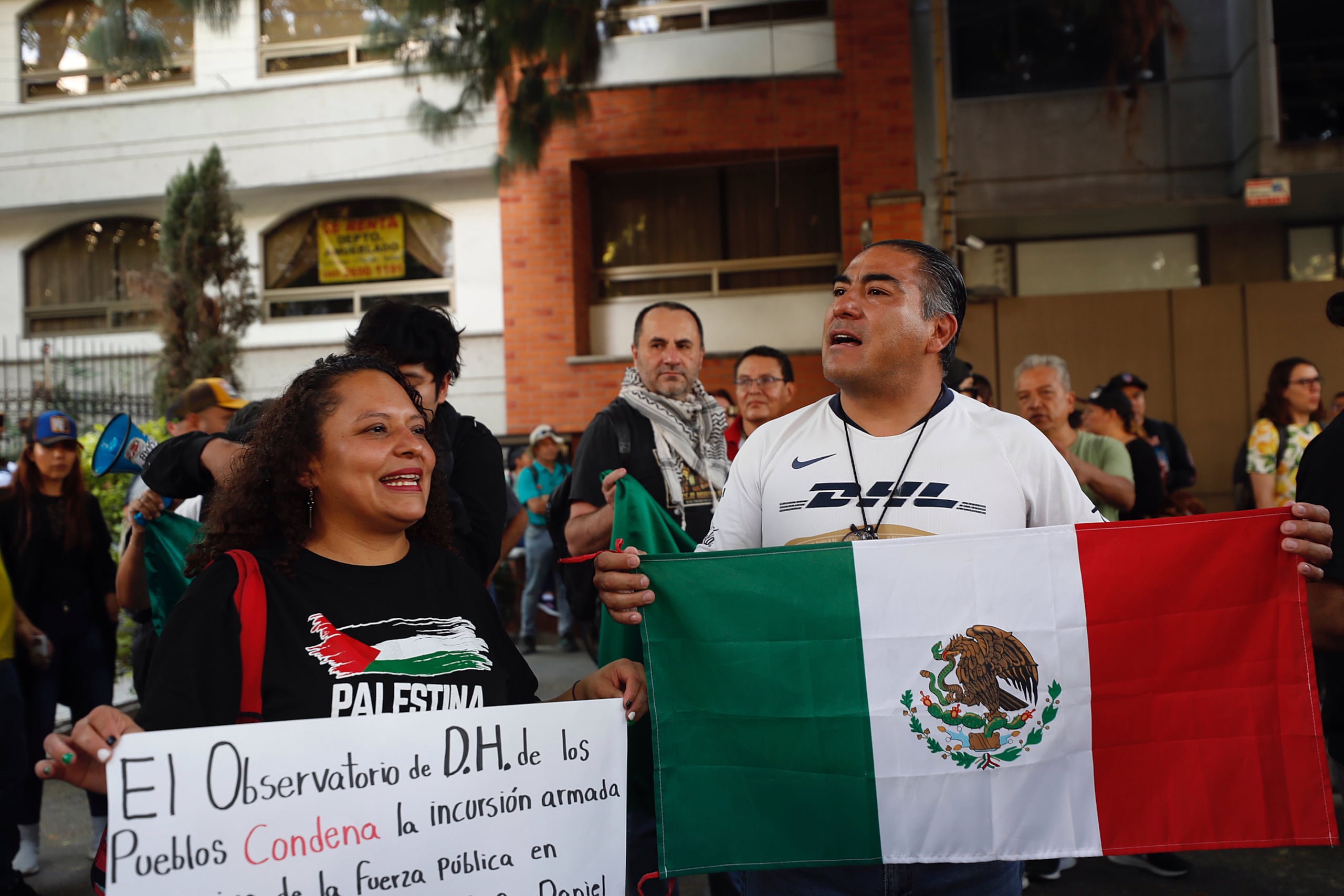 Un grupo de personas protestan afuera de la Embajada de Ecuador este sábado, en la Ciudad de México (México). EFE/Sáshenka Gutiérrez