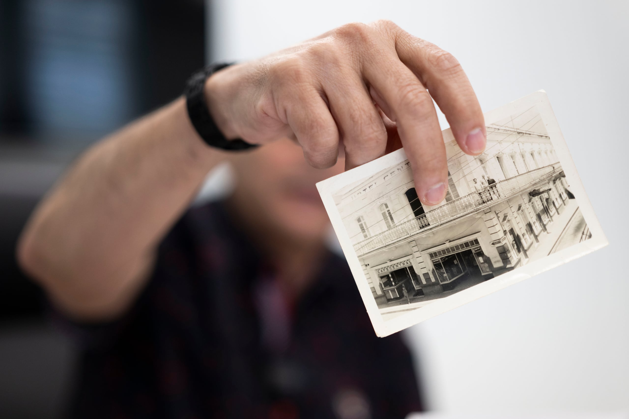 El alcalde muestra una legendaria foto del antiguo Café Central.