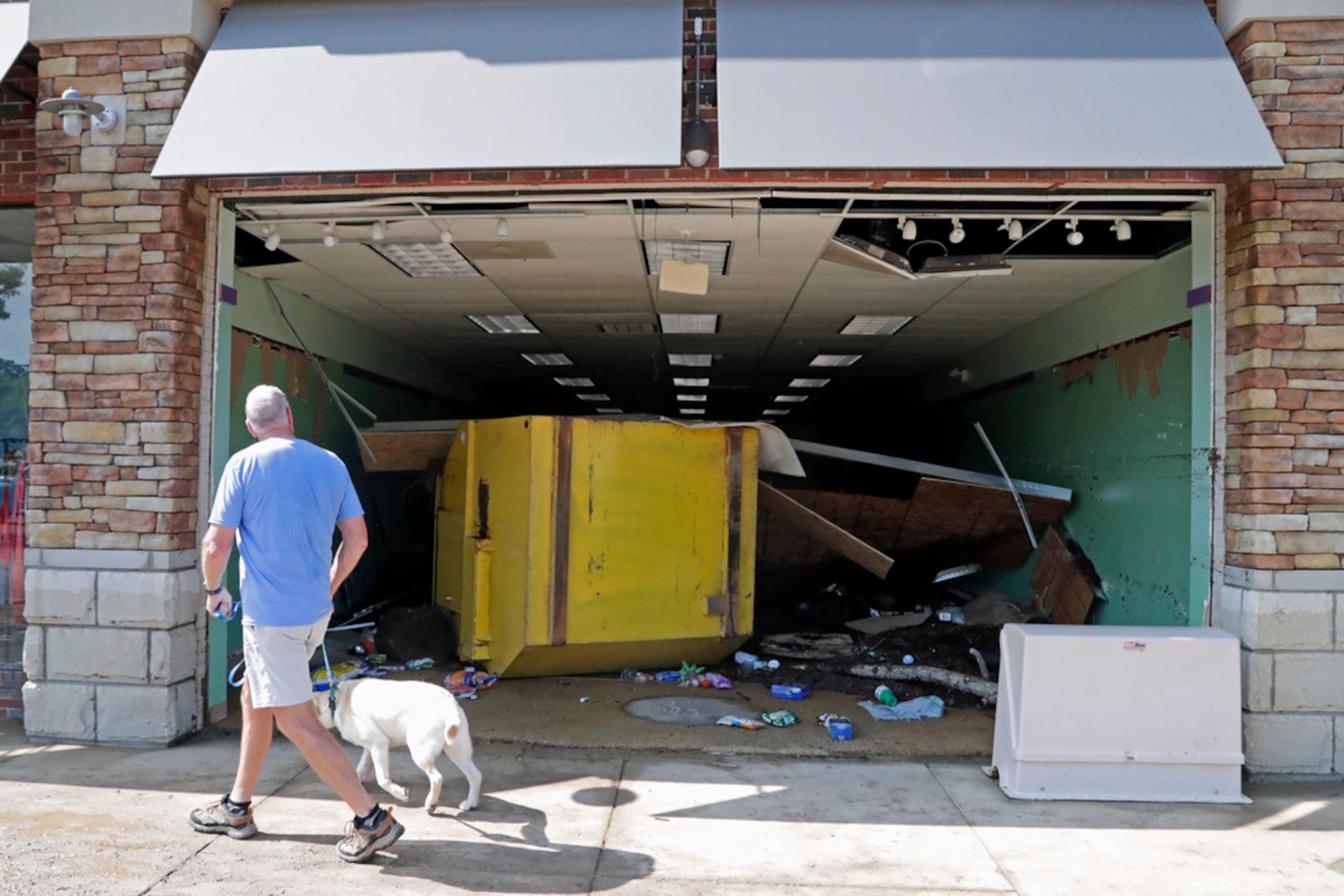 Un contenedor de basura flotante se estrelló contra el frente de este negocio en el centro comercial Eastgate tras las inundaciones provocadas por la tormenta tropical Chantal, el lunes, 7 de julio, en Chapel Hill, Carolina del Norte.