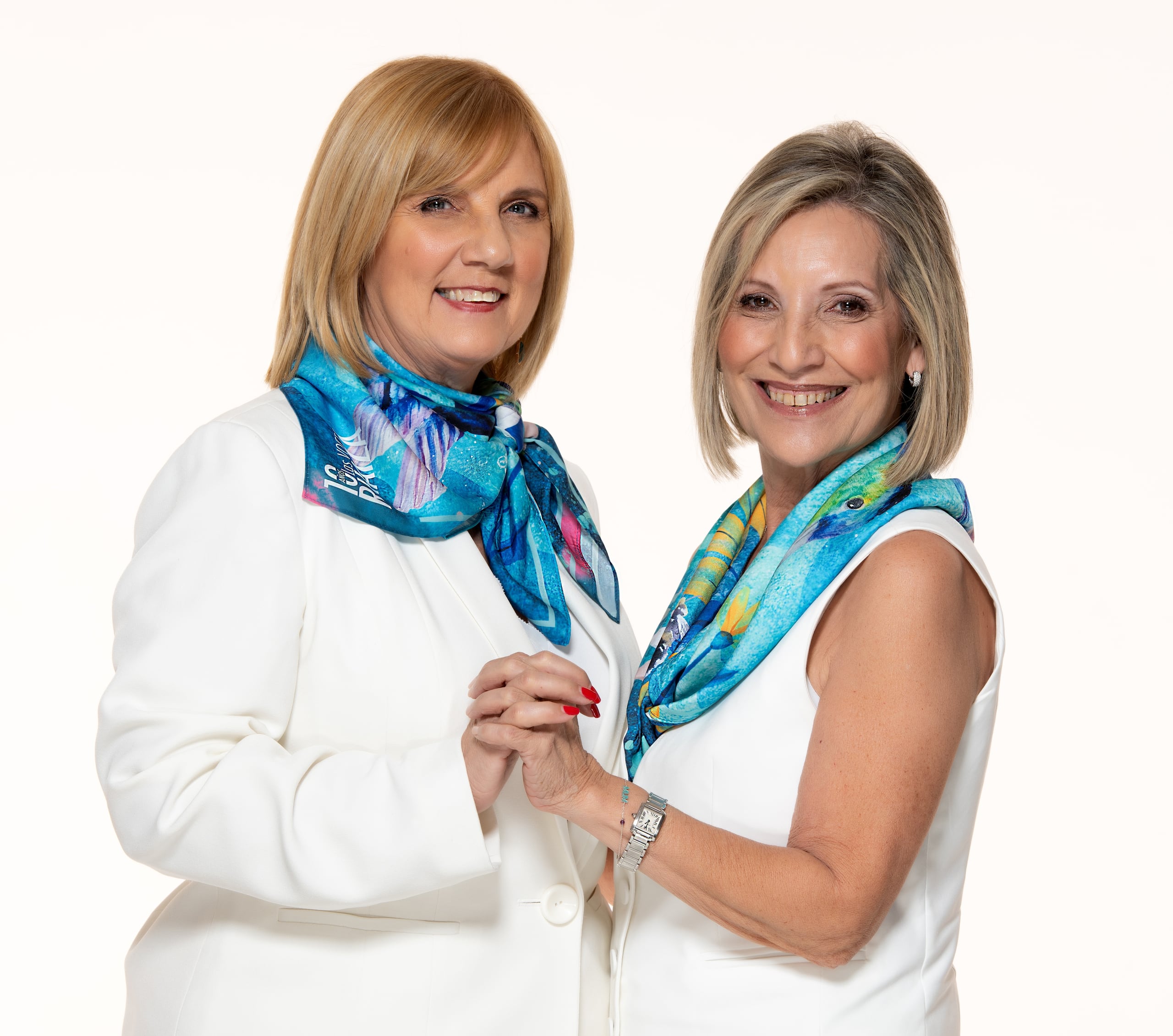 La principal oficial de VOCES, Lilliam Rodríguez Capó, y la madre de Rhaiza, Mayra Plumey, promueven una campaña de venta de pañuelos para recuadar fondos y el que deberá utilizarse el próximo 31 de enero, el Teal Day, para mostrar apoyo a las mujeres de Puerto Rico en su lucha por una vida más saludable.