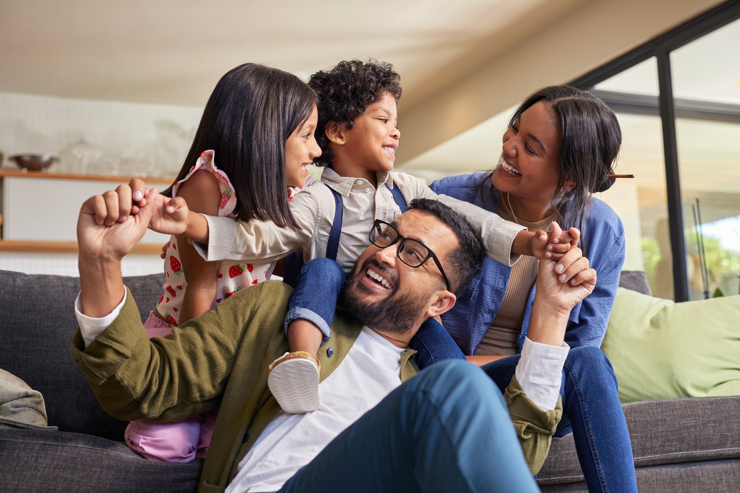 Hay que sacar tiempo para cada uno de los hijos de manera individual. Es normal sentir celos, tristeza o coraje, pero lo importante es conversar y que los padres, a tiempo, puedan aclarar esas situaciones y buscar soluciones para mejorar.