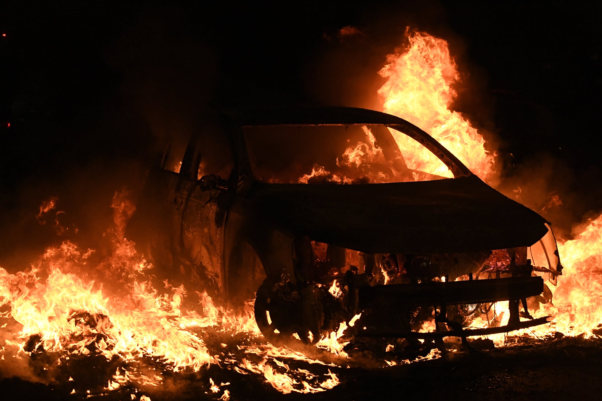 El Ministerio del Interior anunció que durante la última noche de violencia, 1.311 personas fueron arrestadas en todo el país, donde 45.000 policías se desplegaron en un intento hasta ahora infructuoso de restablecer el orden.