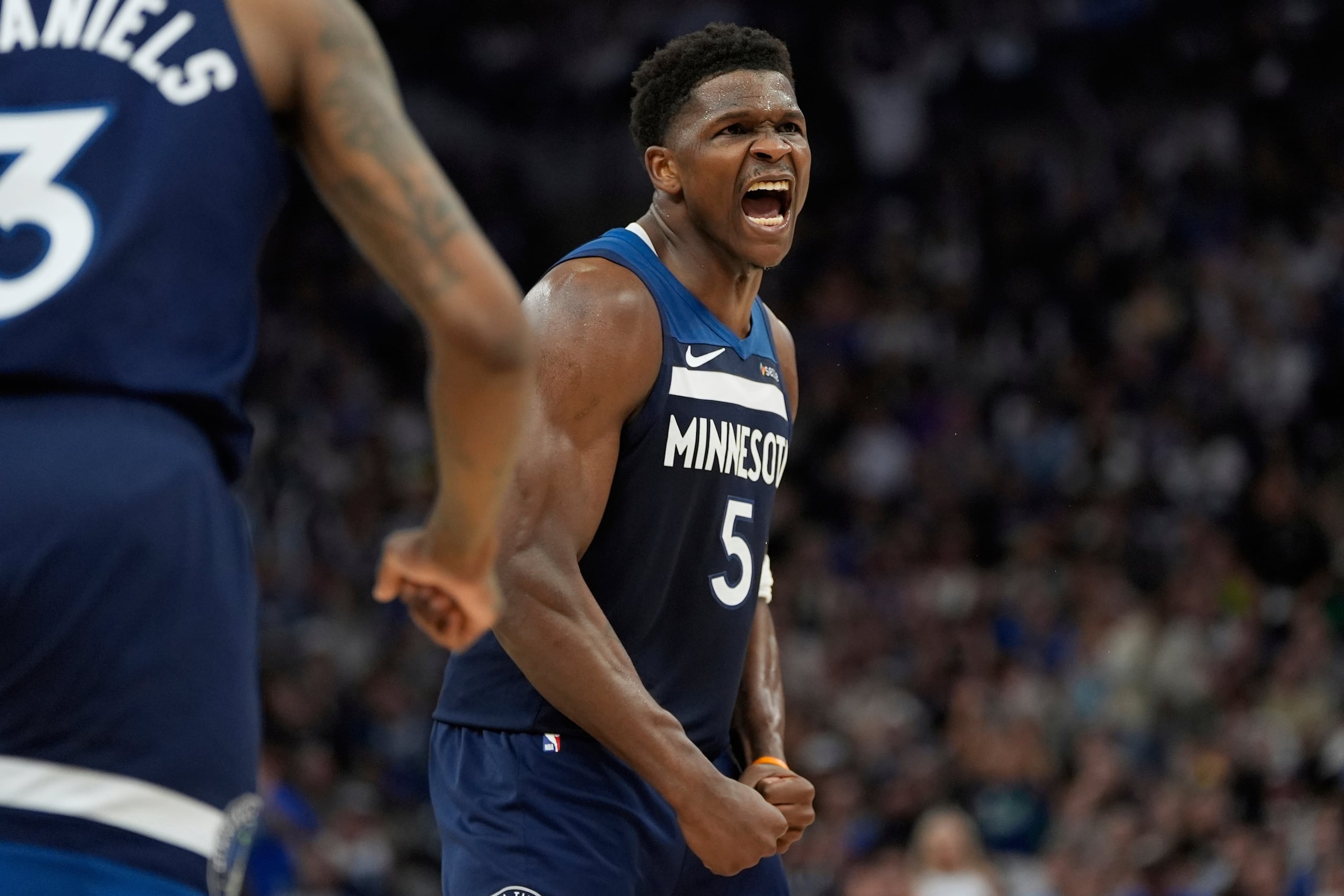 El escolta de los Timberwolves de Minnesota, Anthony Edwards (5), celebra después de un tiro realizado por el alero Julius Randle (30) durante la primera mitad del Juego 4 de una serie de playoffs de primera ronda de baloncesto de la NBA contra los Lakers de Los Ángeles, el domingo 27 de abril de 2025, en Minneapolis. (AP Foto/Abbie Parr)