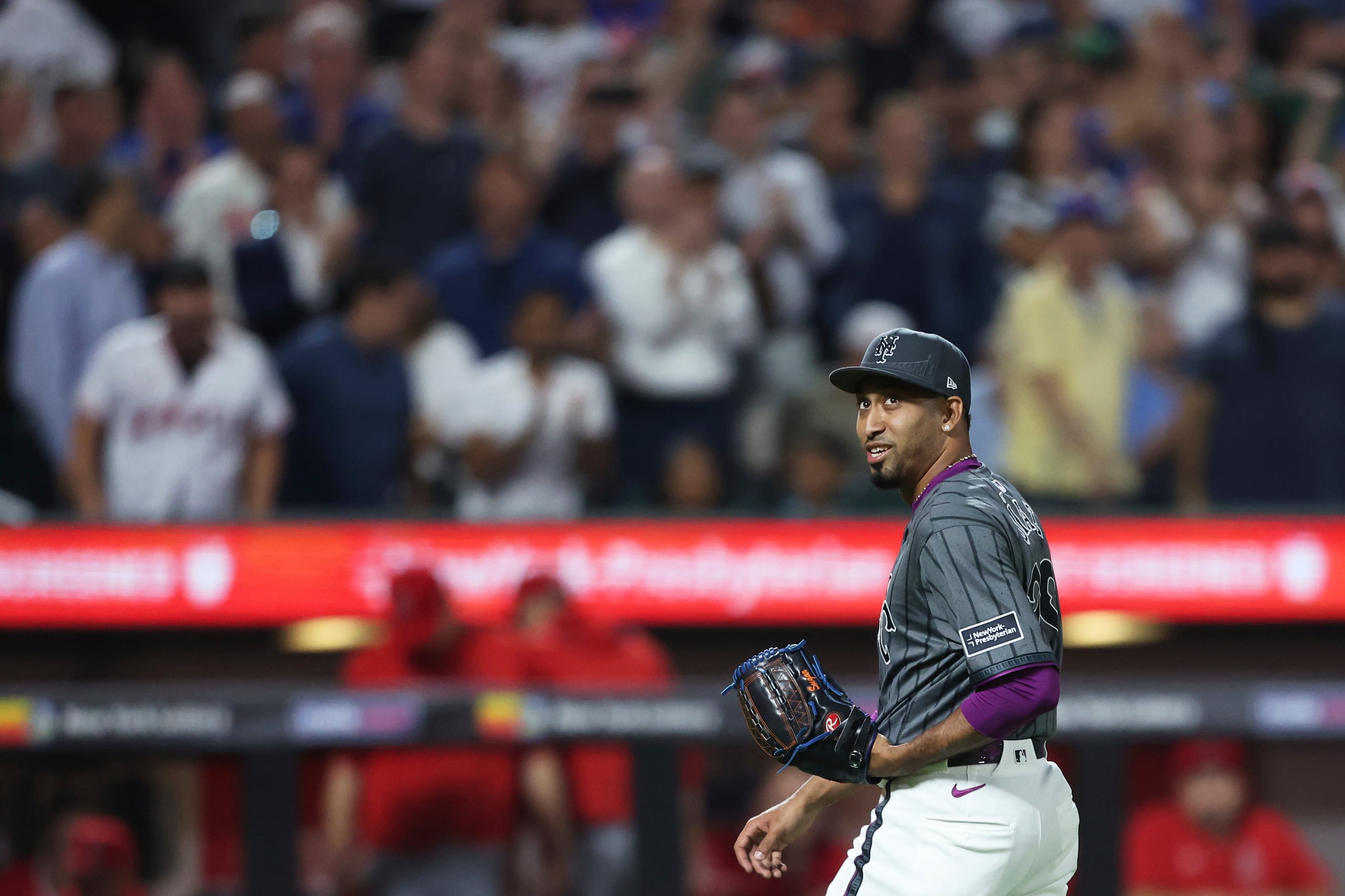 Edwin Díaz sonríe luego de salvar el triunfo de los Mets.