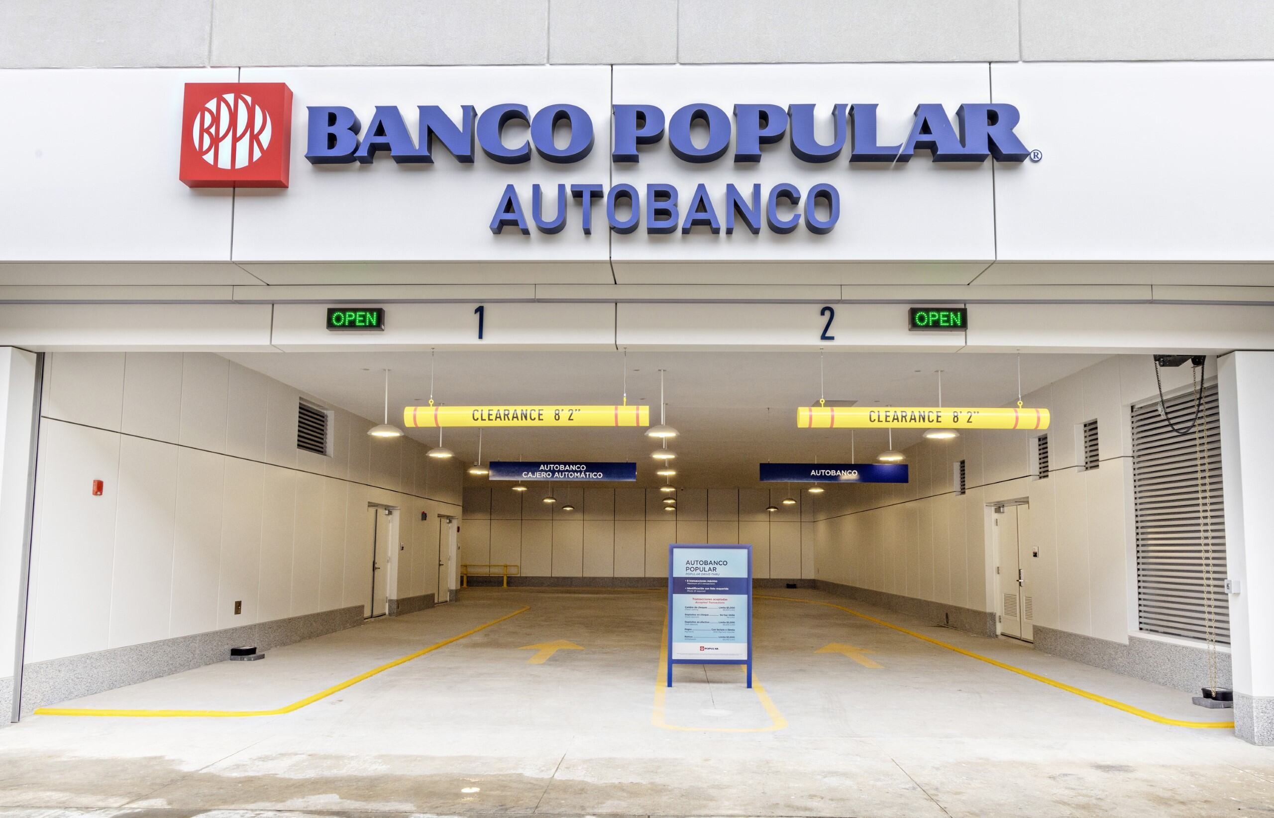 El nuevo edificio Muñoz Rivera 200, parte del Popular Center District, tiene un autobanco de dos carriles.