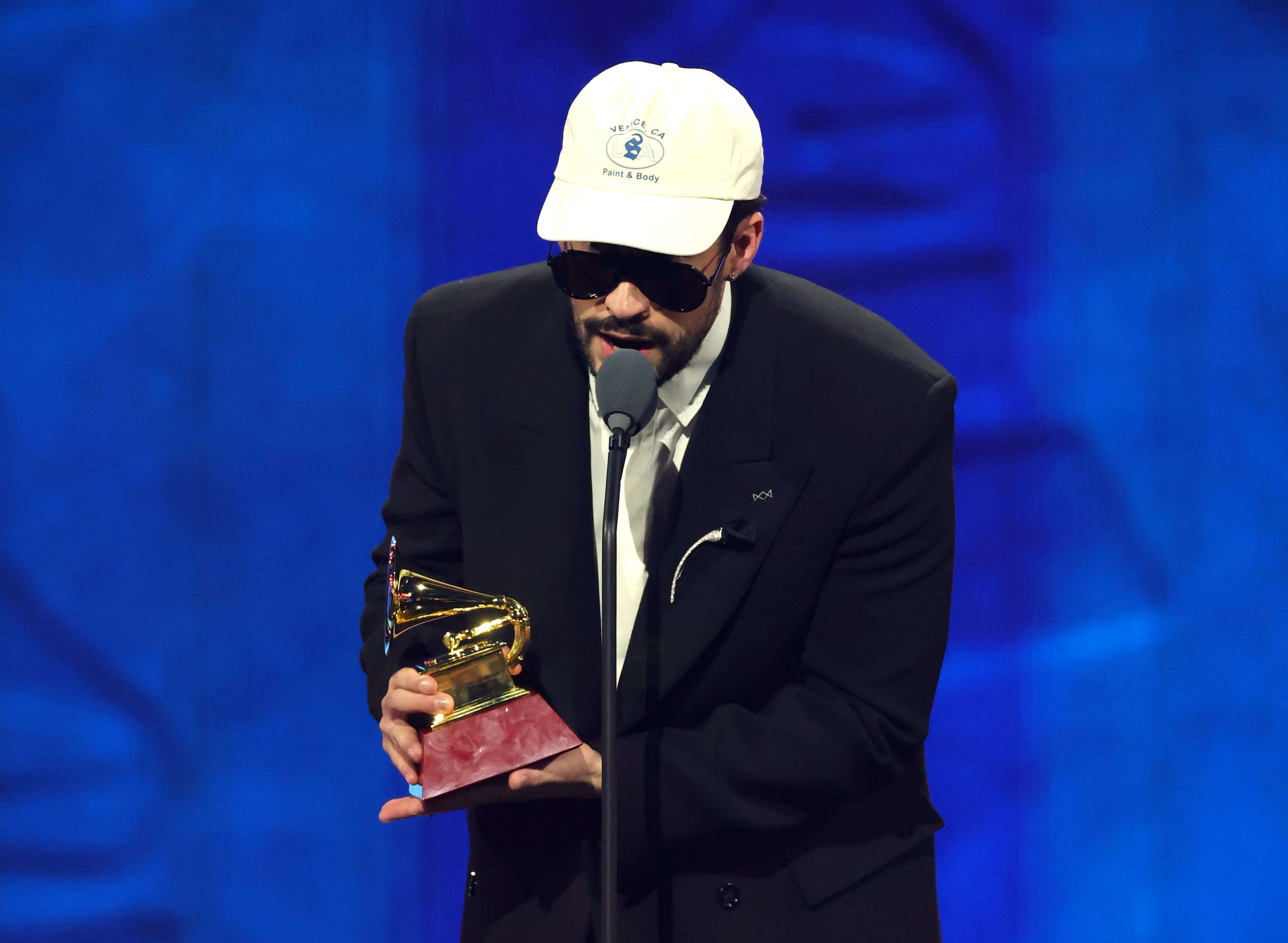 Bad Bunny aceptando el Latin Grammy por álbum del año.