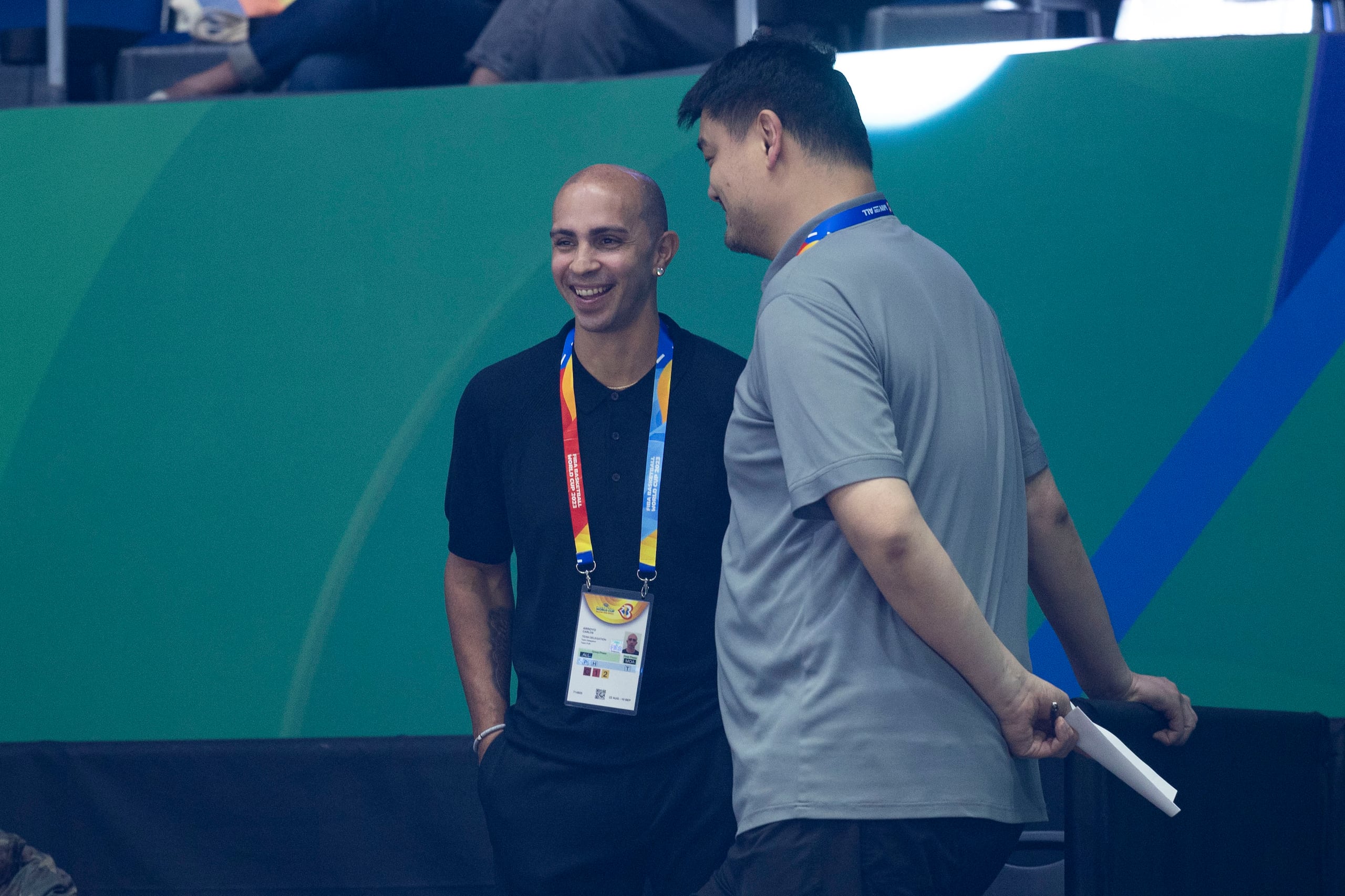 Carlos Arroyo, gerente general de Puerto Rico, comparte con la leyenda Yao Ming, presidente de la Federación de Baloncesto de China.