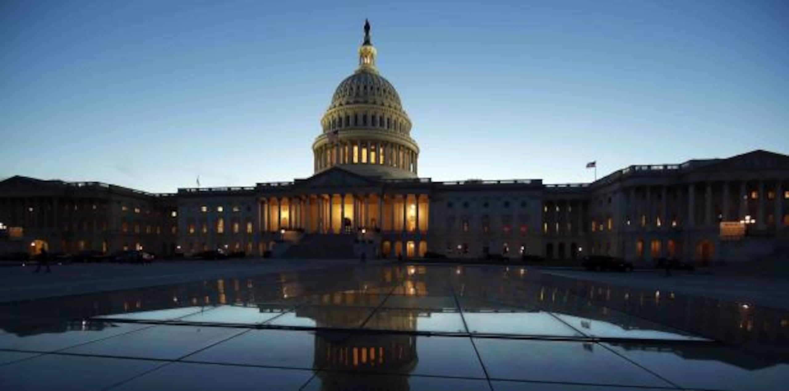 La falta de fondos interrumpirá las operaciones de varios gobiernos y la rutina de 800,000 empleados federales. (Archivo)