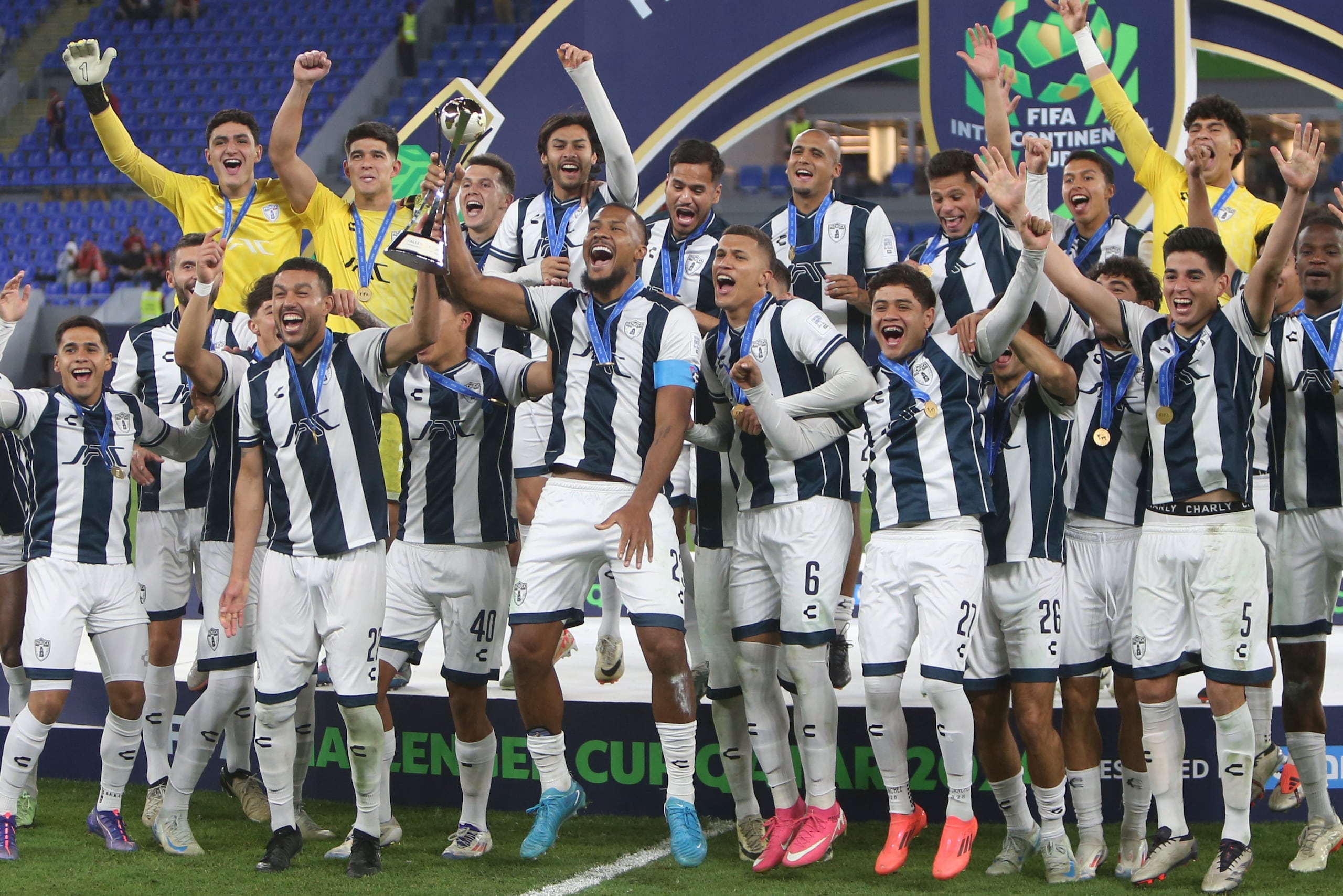 Los jugadores del Pachuca de México festejan con el trofeo después de ganar la semifinal de la Copa Intrcontinental al Al-Ahly de Egipto, el sábado 14 de diciembre de 2024 (AP Foto/Hussein Sayed)