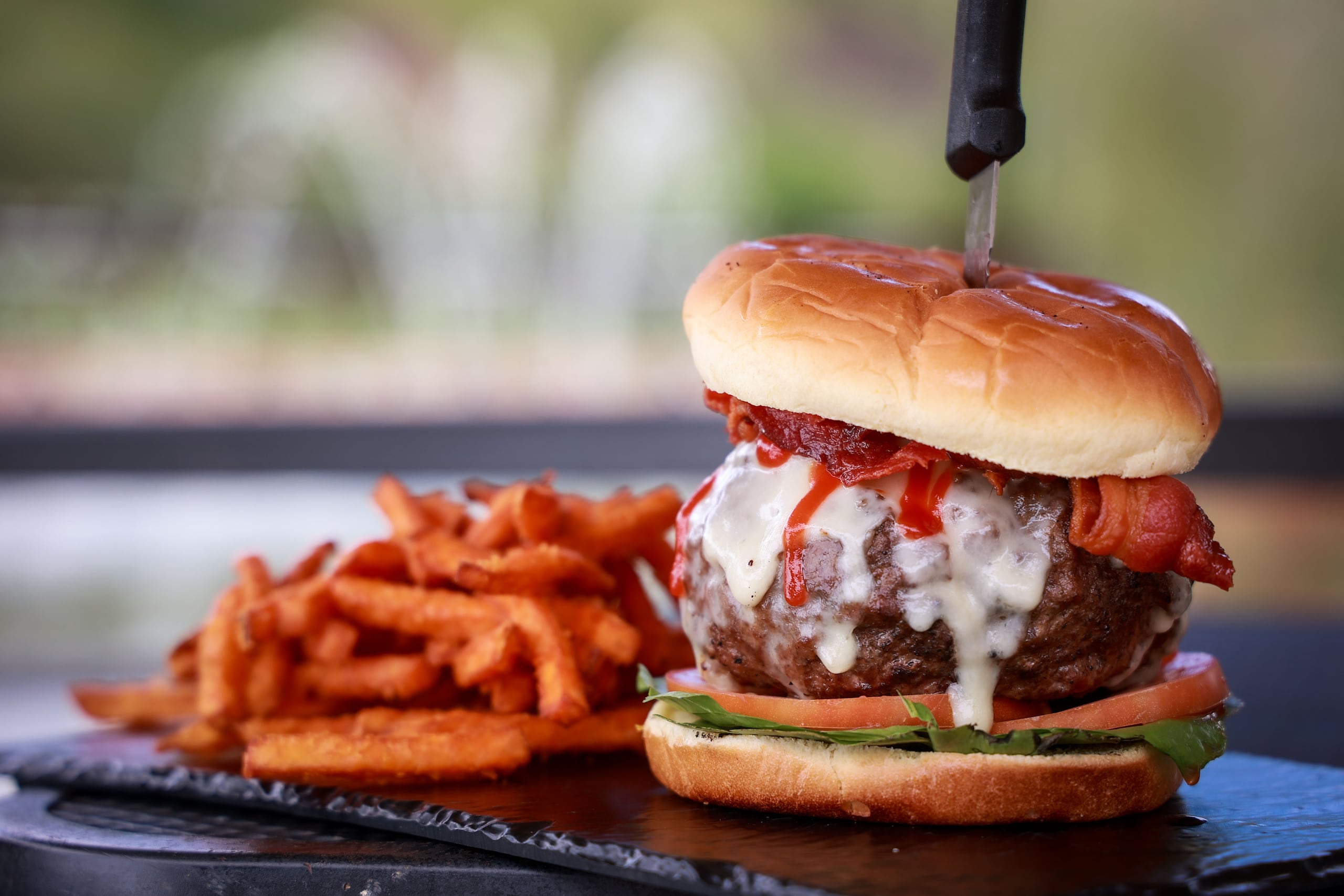 Friend’s Burger and Beer Express está abierto de jueves a domingo de 11:00 a.m. a 2:00 a.m.