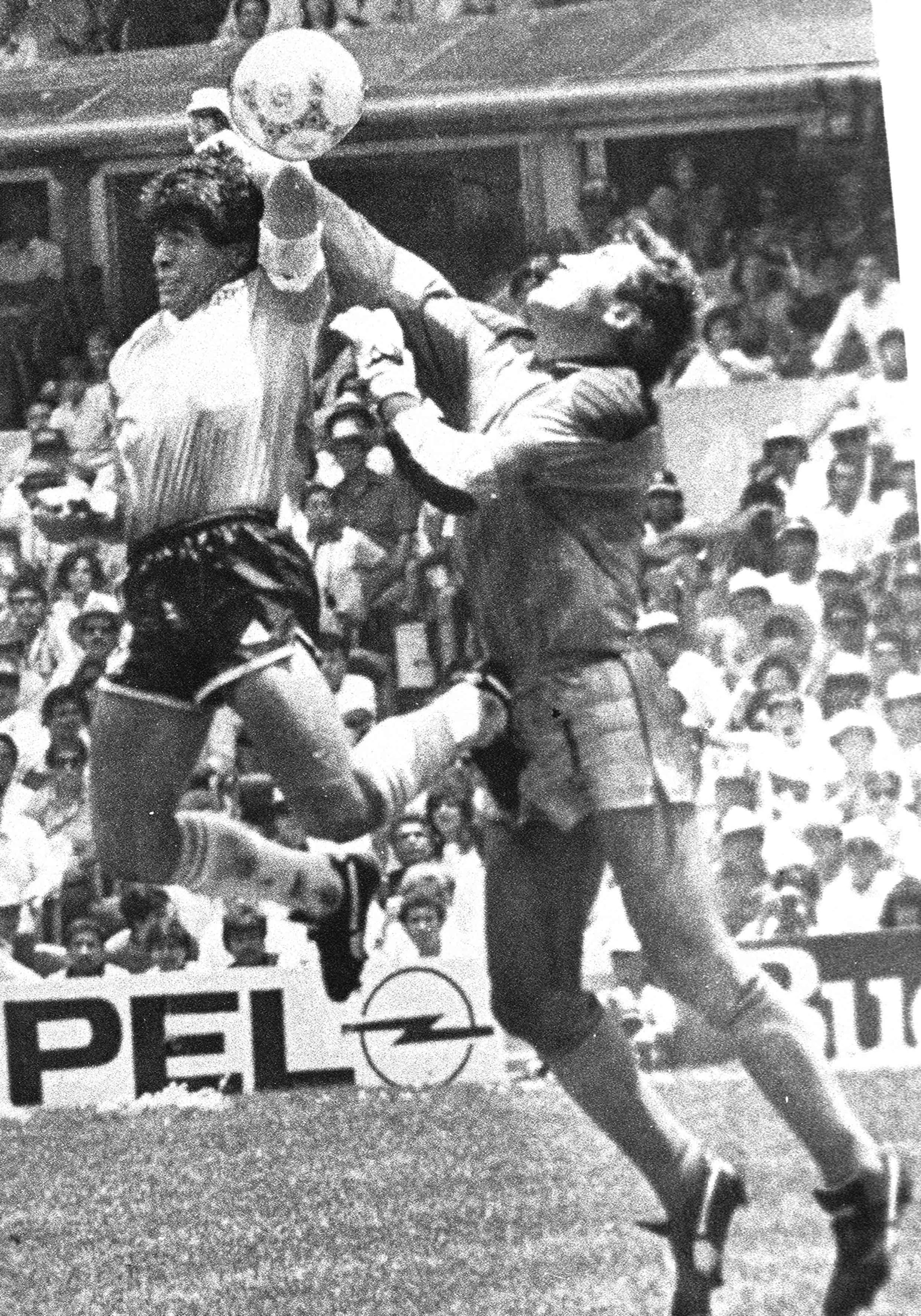 Aquel 22 de junio de 1986 en el Estadio Azteca, su cámara captó uno de los instantes que forman parte del imaginario colectivo del fútbol y de la memoria de los Mundiales.