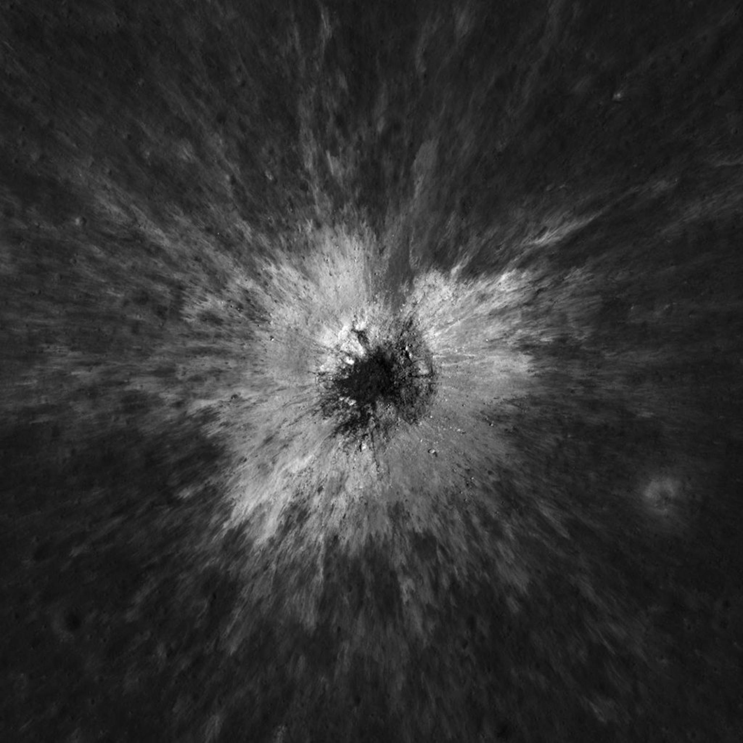 Una vista aérea y en primer plano del cráter McGetchin, captada el 5 de diciembre de 2025 por la cámara de ángulo estrecho (NAC, en inglés) del Lunar Reconnaissance Orbiter (LRO) de la NASA. La imagen cubre un área de aproximadamente tres cuartos de milla de ancho.
