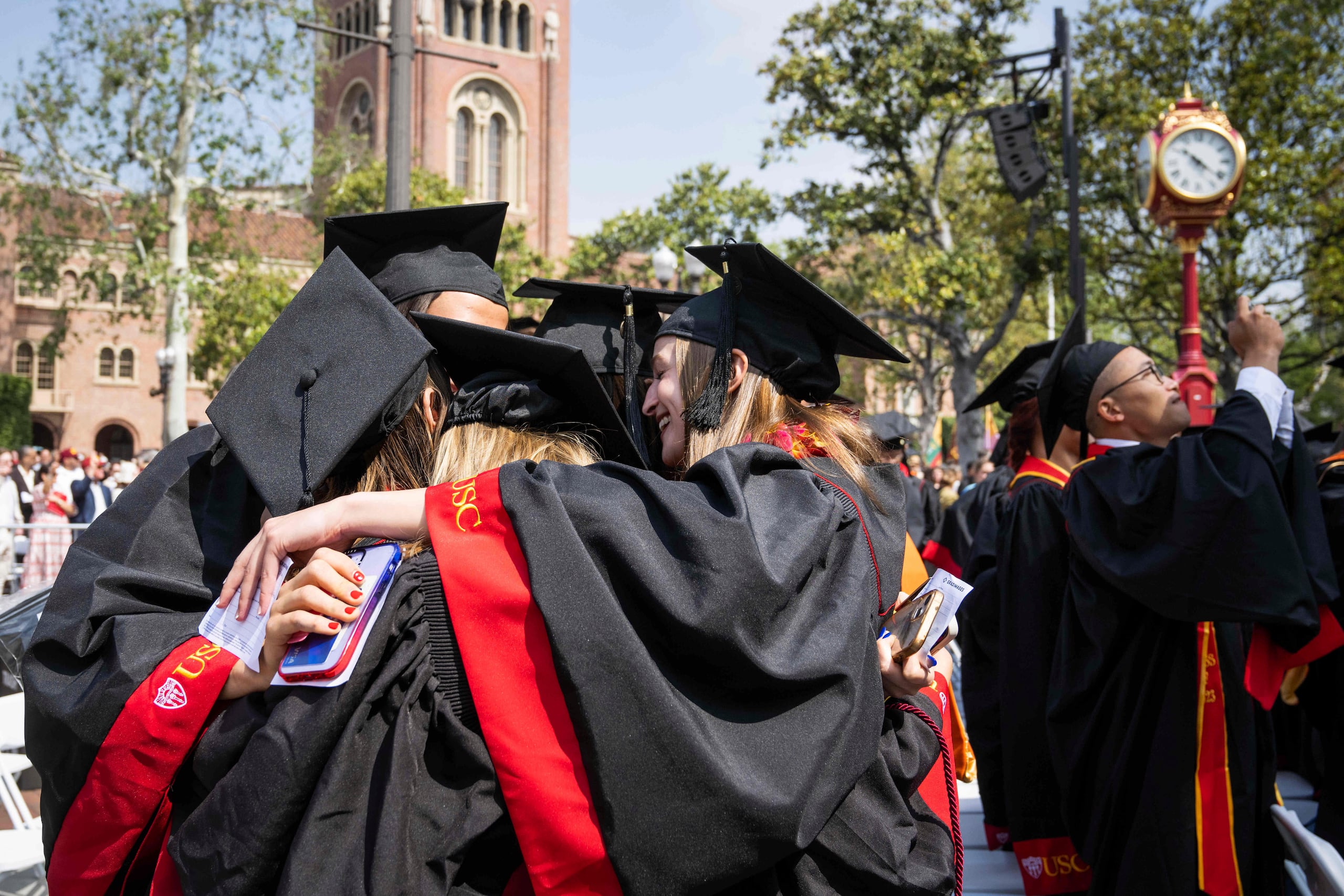 El gobierno dijo que ya había cancelado 167,000 millones de dólares en deuda estudiantil (Sarah Reingewirtz/The Orange County Register via AP, File)