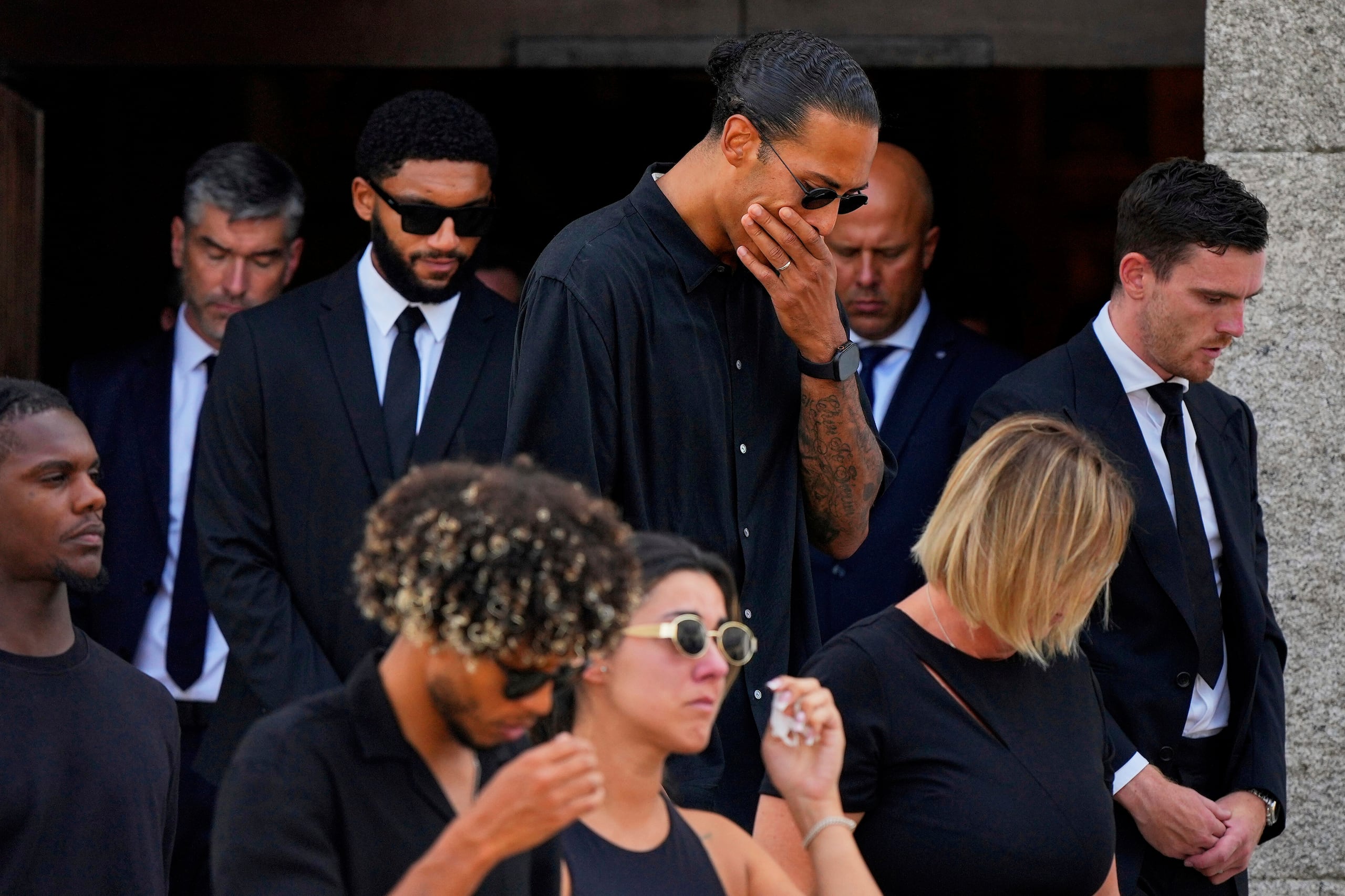 Los jugadores del Liverpool Andrew Robertson, Virgil van Dijk y Joe Gomez, de izquierda a derecha, en el funeral de su compañero Diogo Jota.