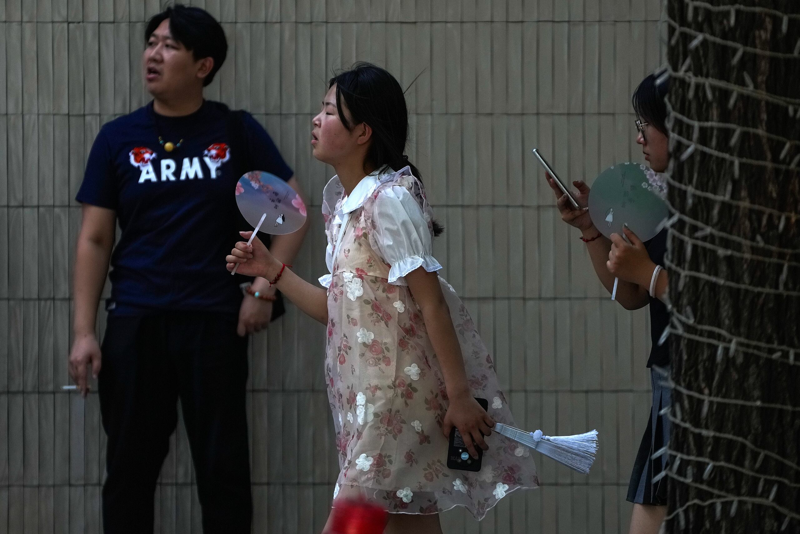 Al mismo tiempo, las inundaciones han obligado a miles de personas a huir de sus hogares en el sur de China.