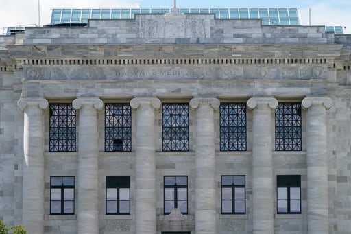 Imagen de la cobertura de: Facultad de Medicina de Harvard acepta acuerdo de $53 millones por robo y venta de restos humanos
