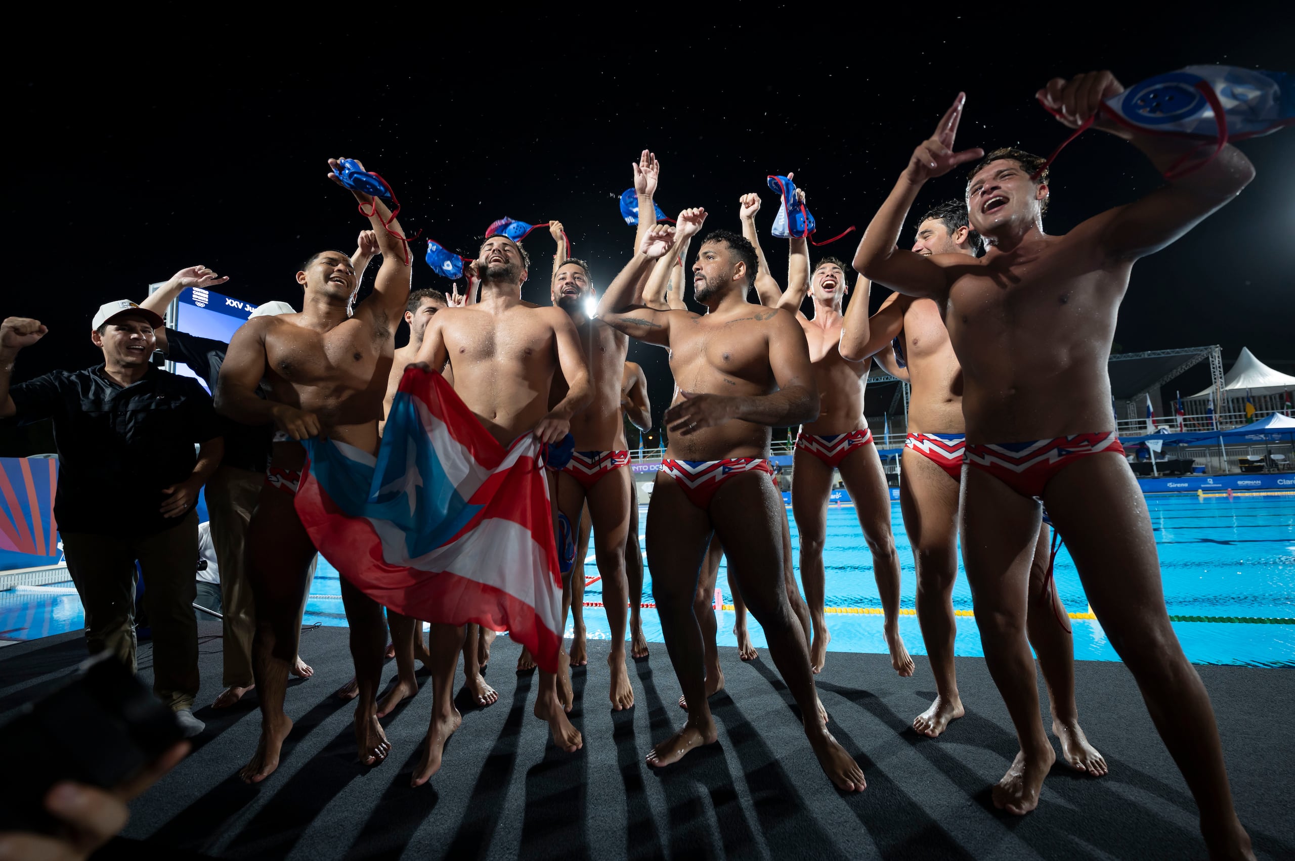 Los jugadores de la Selección Nacional de polo acuático celebran tras ganar la medalla de oro en Santo Domingo 2026.