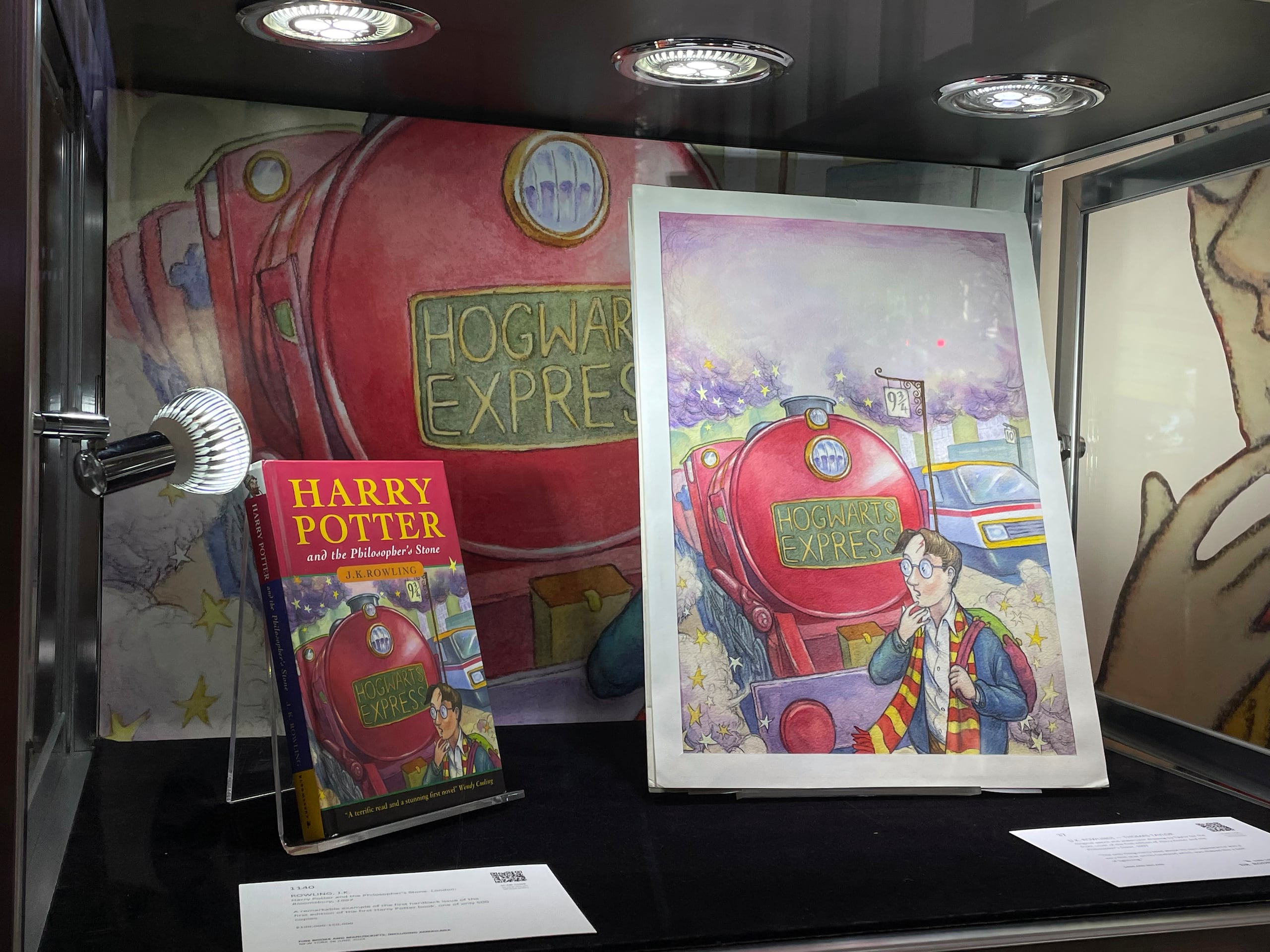 Fotografía del libro y la acuarela original de "Harry Potter y la piedra filosofal", elaborada en 1997 por el artista británico Thomas Taylor, desplegada este viernes en la sede de la casa de subastas Sotheby's en Nueva York. (EFE/Alicia Sánchez)