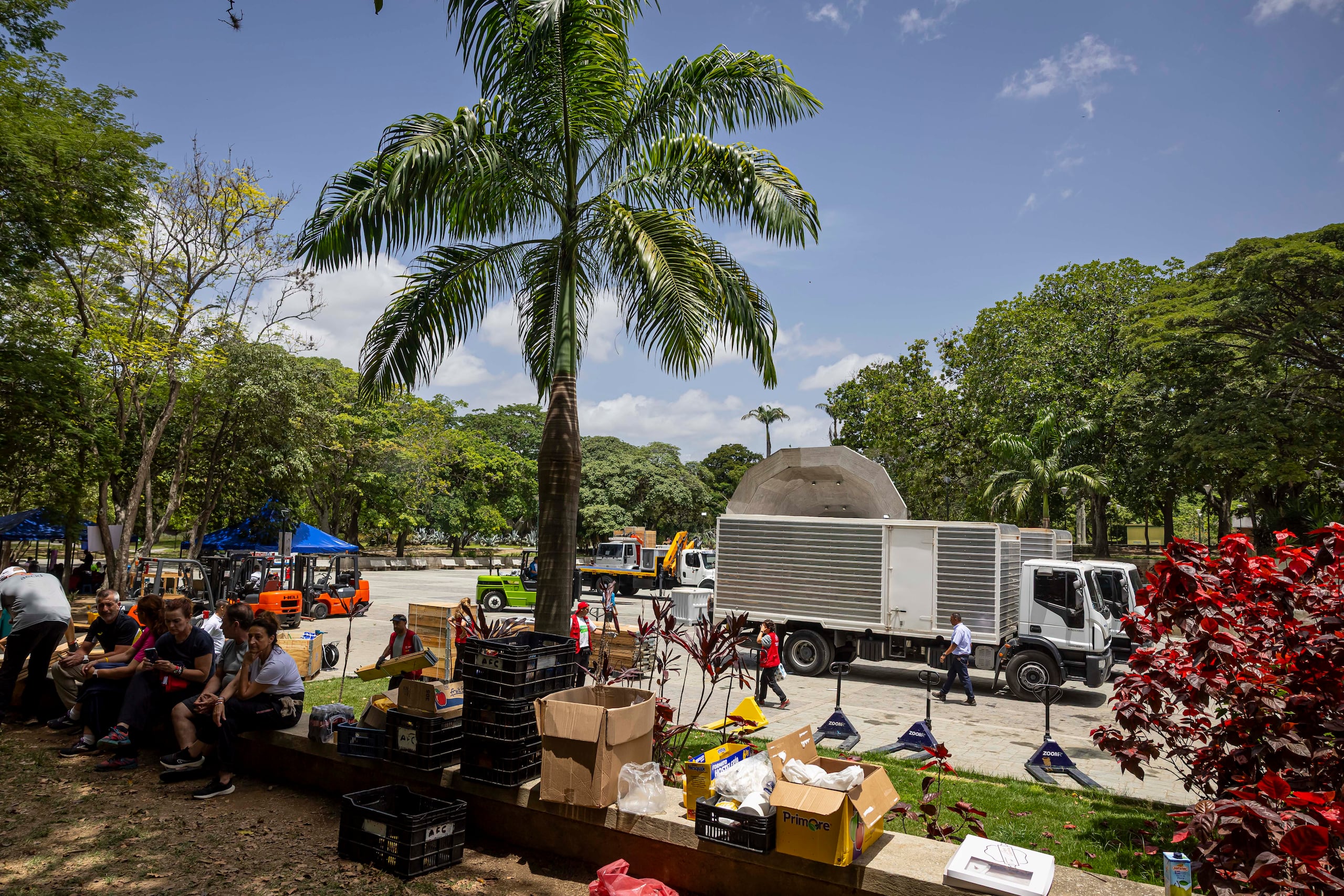 Personas desmontan el hospital de campaña español este 22 de julio de 2026, en el Parque del Este en Caracas (Venezuela). EFE/ Miguel Gutiérrez
