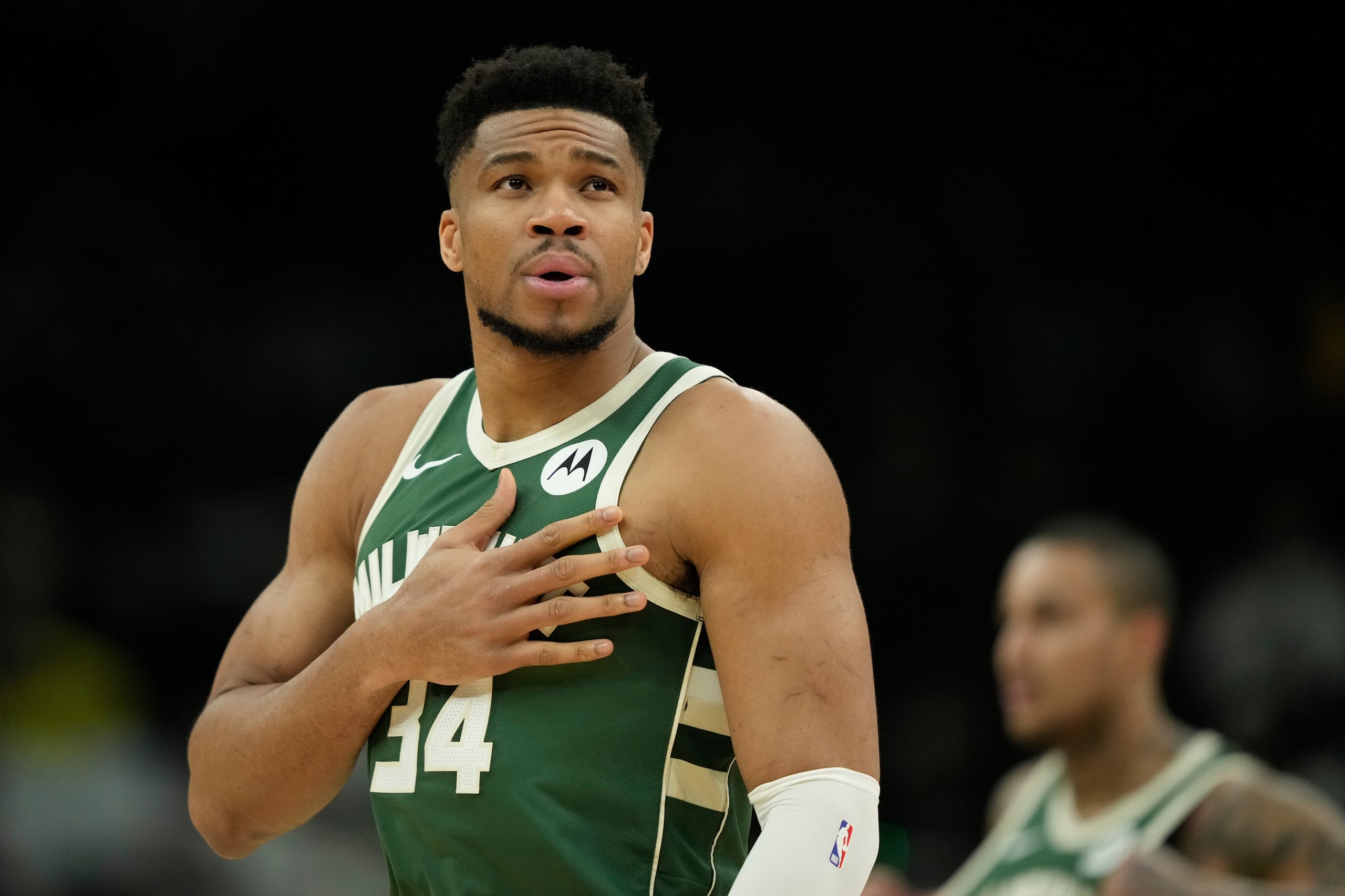 Giannis Antetokounmpo en uniforme de los Bucks de Milwaukee durante la pasada temporada.