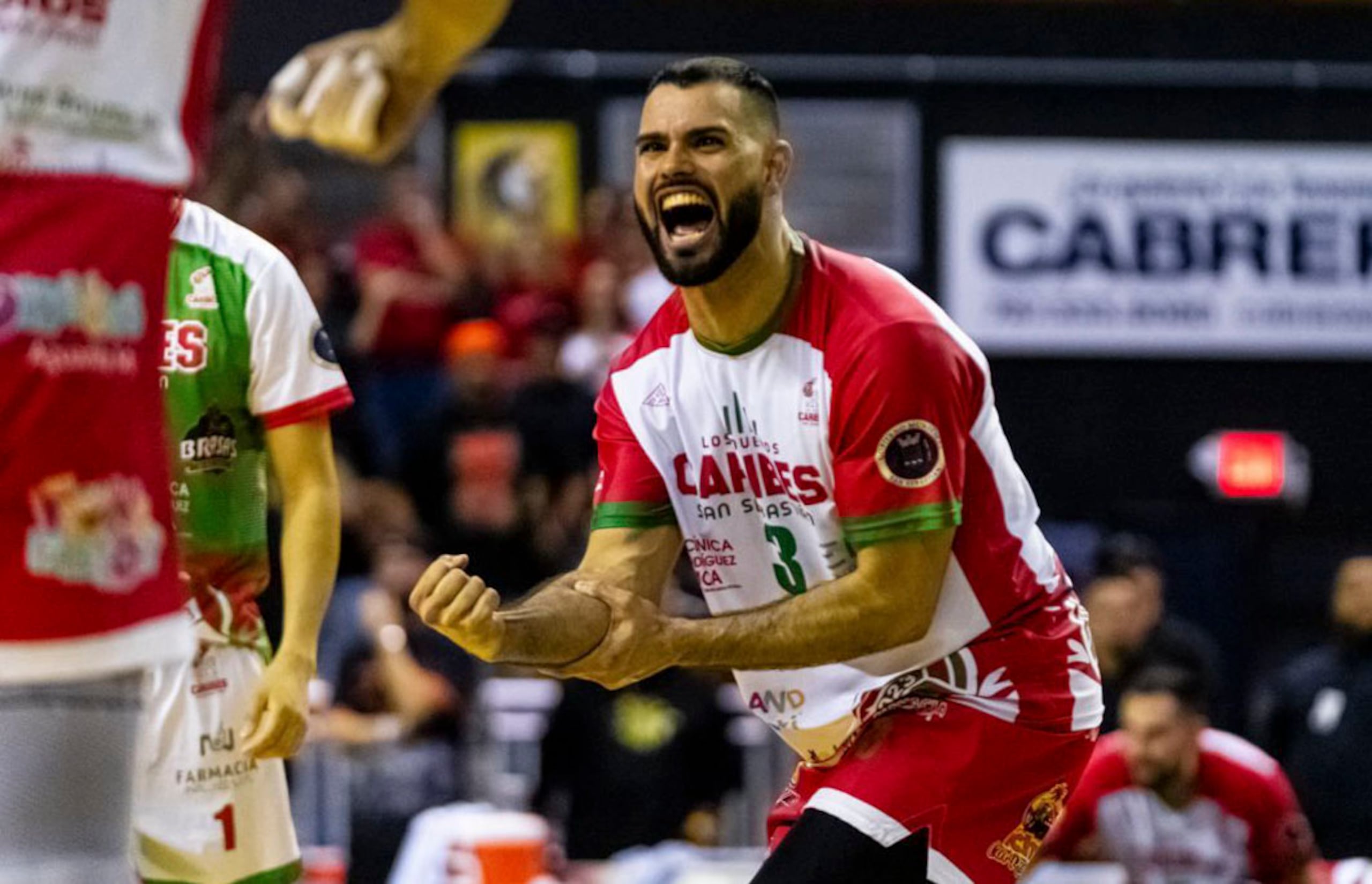 Pablo Guzmán, de los Caribes de San Sebastián celebra un punto de la victoria en el Coliseo Manuel 'Petaca' Iguina.